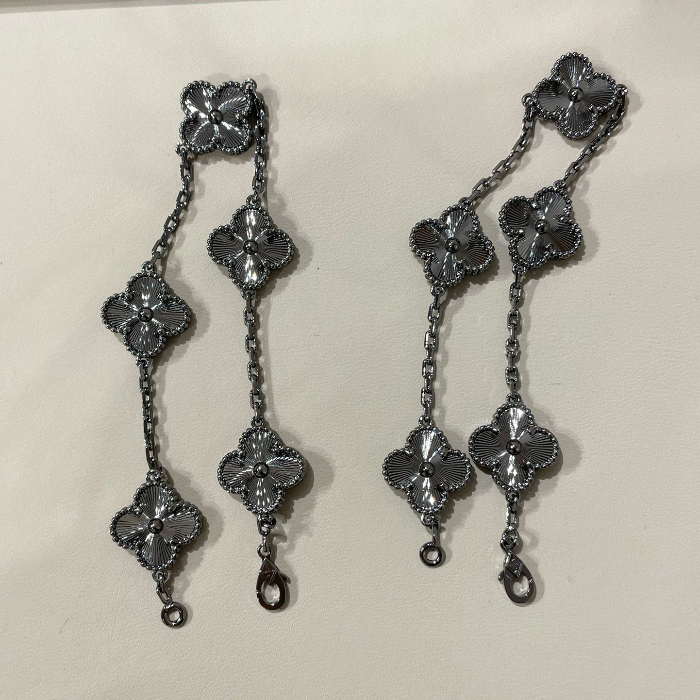[Royal Top]CLOVER 5 MOTIF BLACK BRACELET