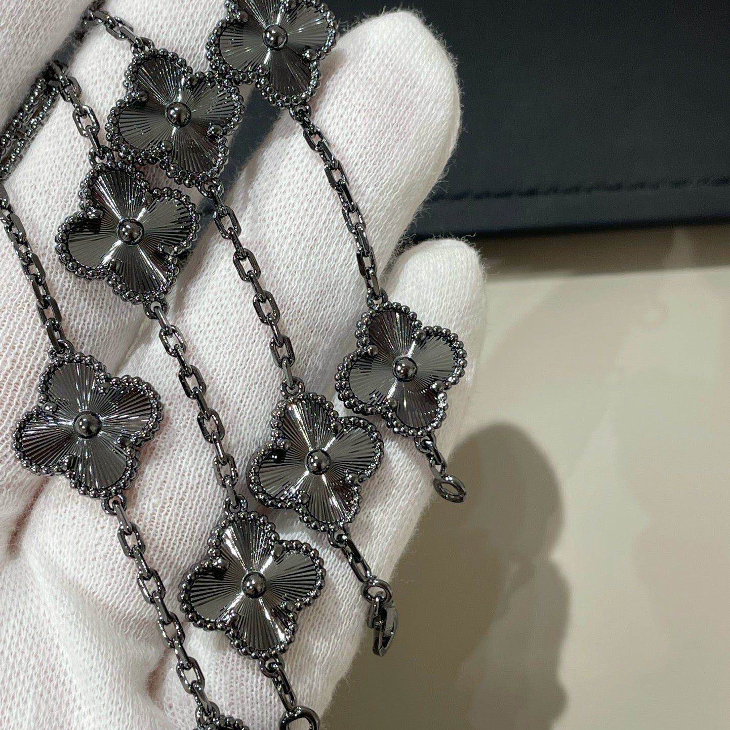 [Royal Top]CLOVER 5 MOTIF BLACK BRACELET
