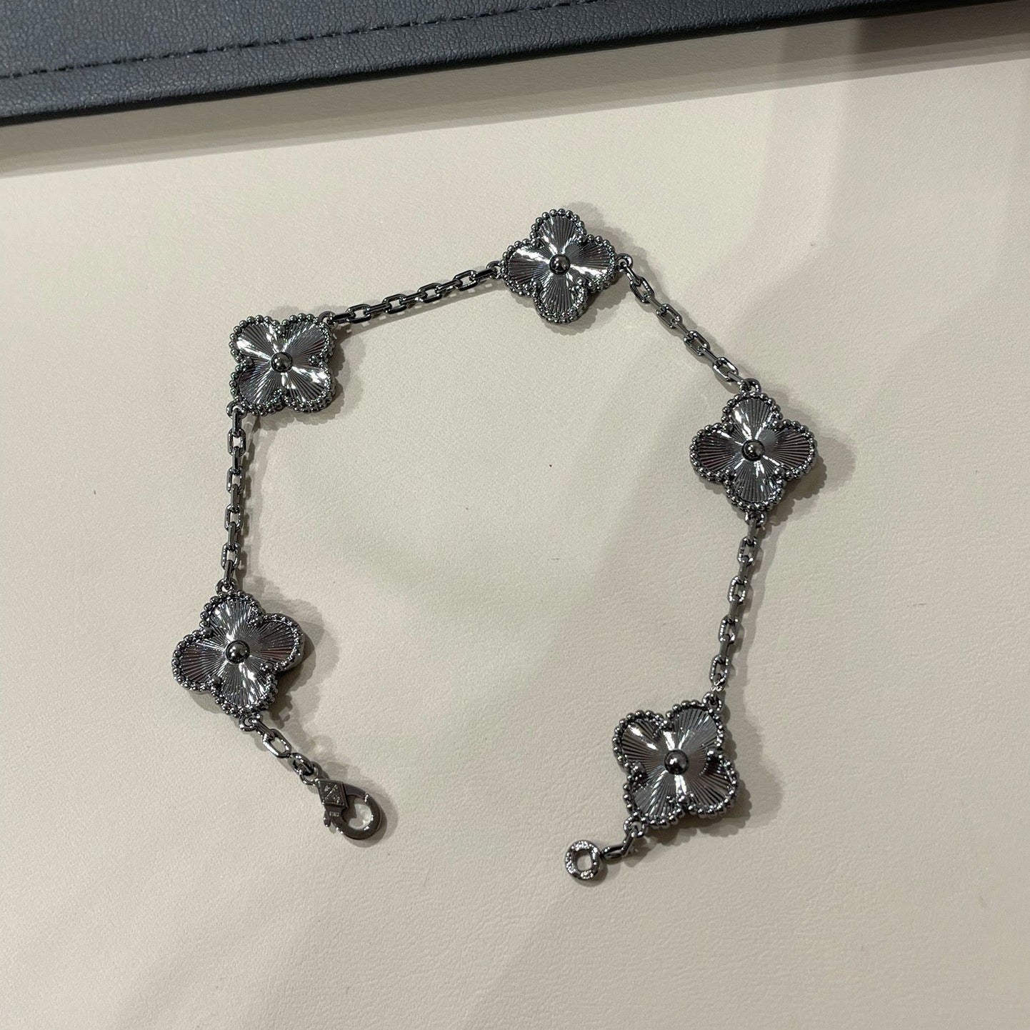 [Royal Top]CLOVER 5 MOTIF BLACK BRACELET