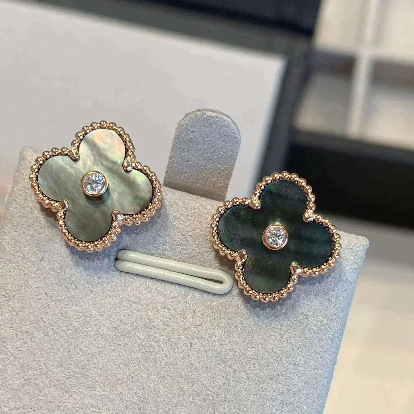 [Royal Top]CLOVER MEDIUM 1 MOTIFS GRAY MOP  DIAMOND EARRINGS