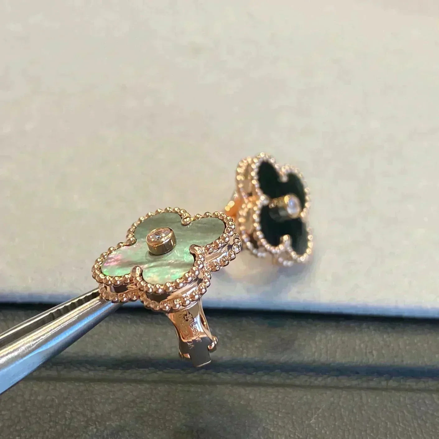 [Royal Top]CLOVER MEDIUM 1 MOTIFS GRAY MOP  DIAMOND EARRINGS