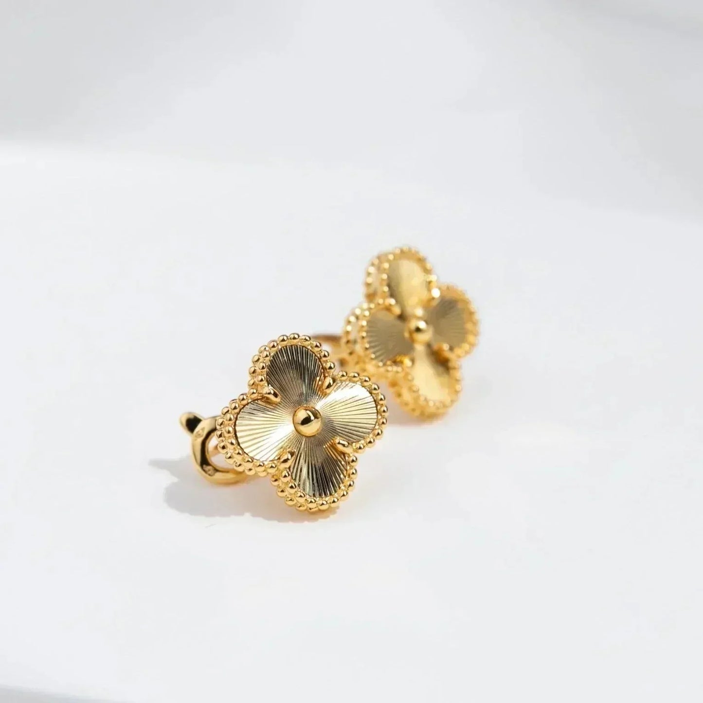 [Royal Top]CLOVER MEDIUM 1 MOTIFS LASER EARRINGS