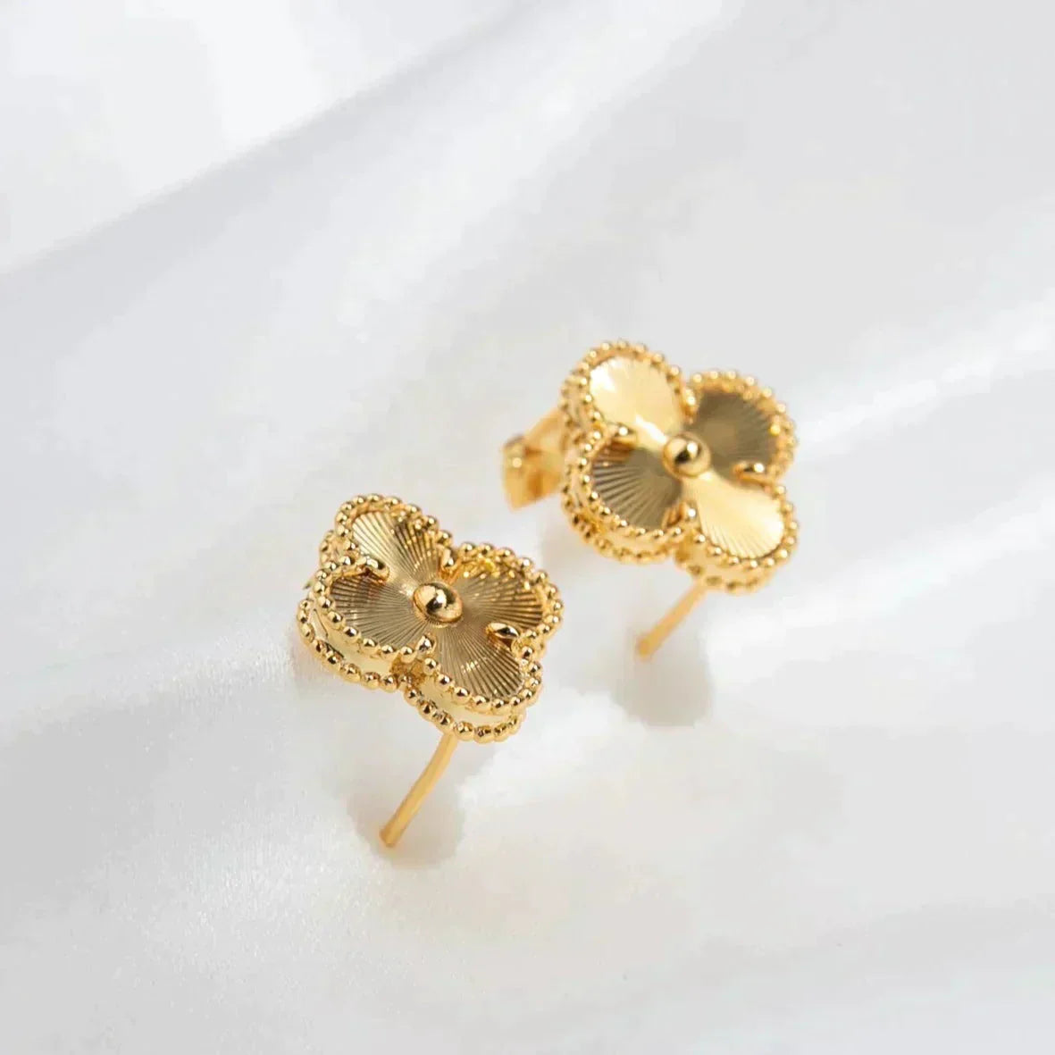 [Royal Top]CLOVER MEDIUM 1 MOTIFS LASER EARRINGS
