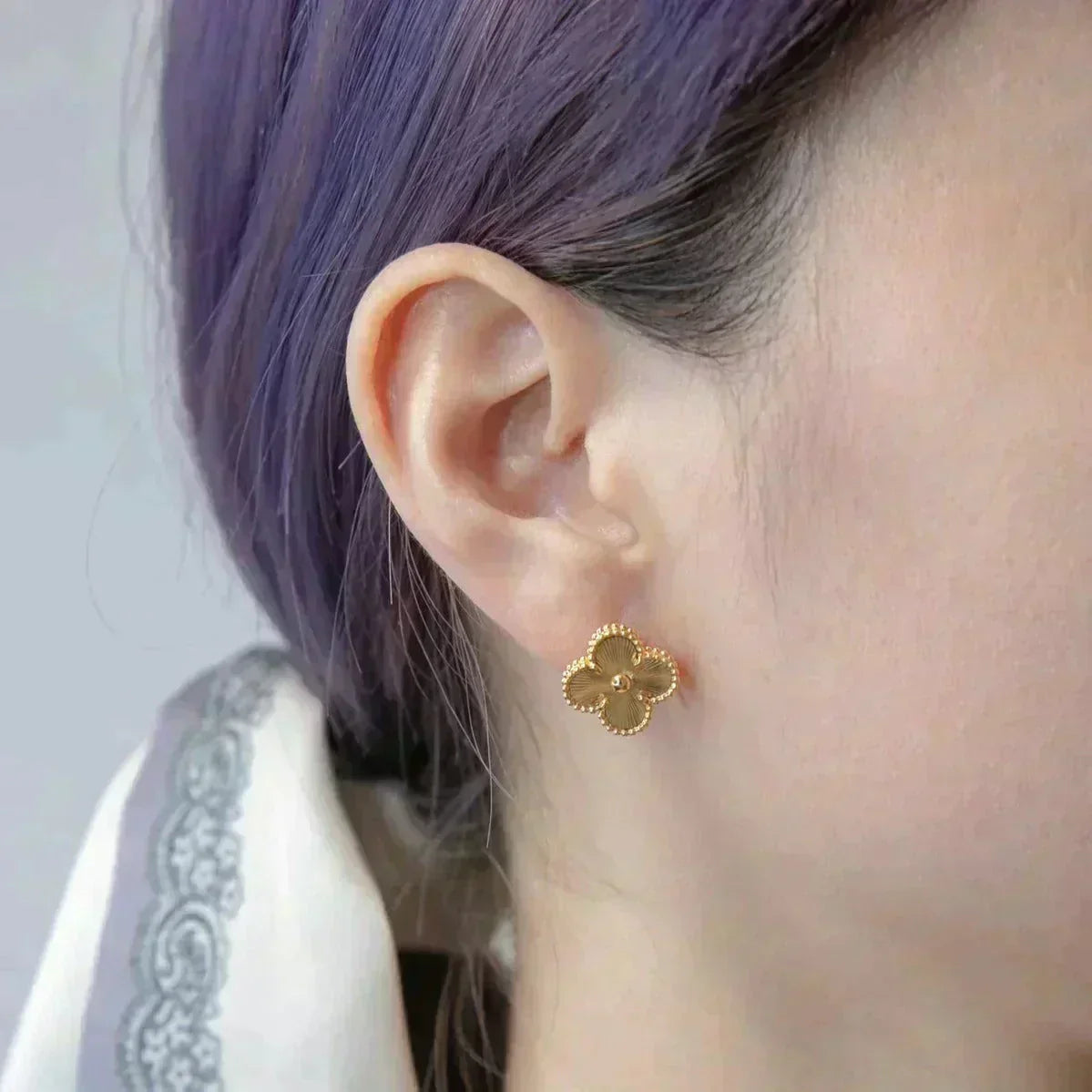 [Royal Top]CLOVER MEDIUM 1 MOTIFS LASER EARRINGS