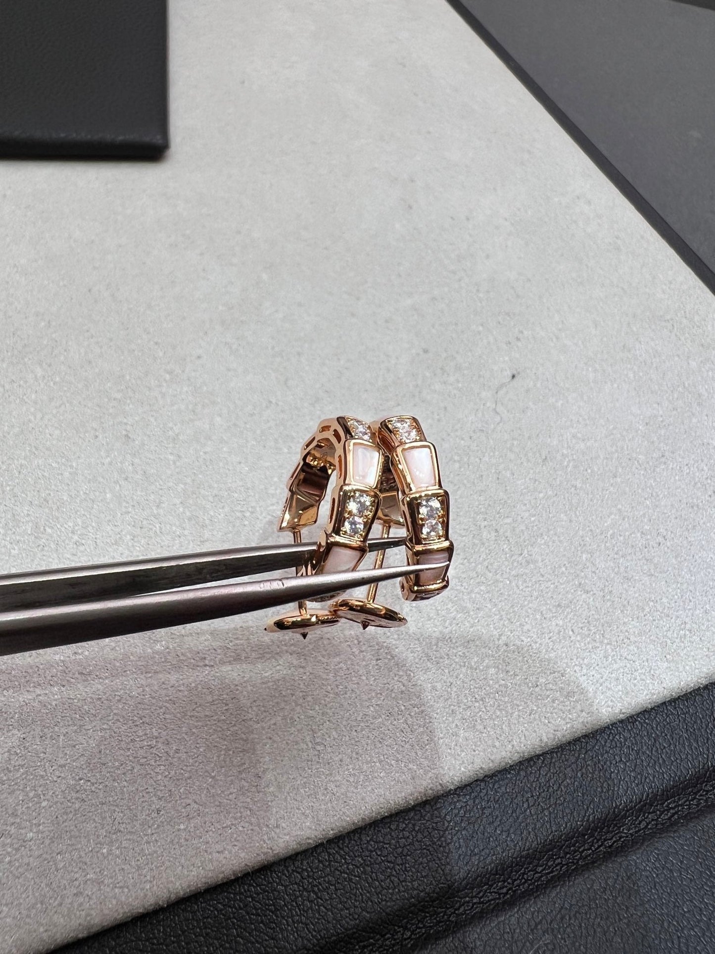 [Royal Top]SERPENTI MOP PINK GOLD EARRINGS