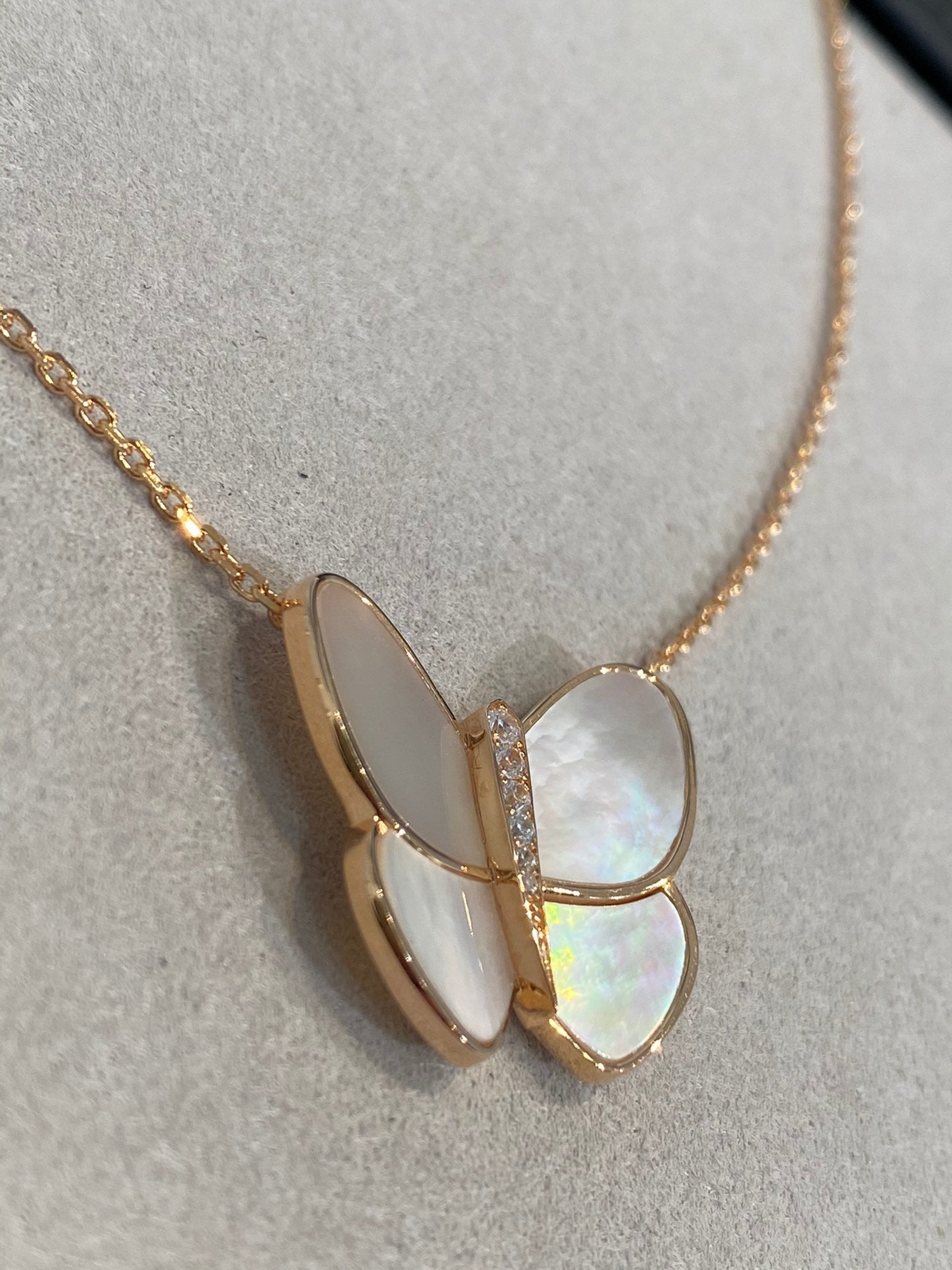 [Royal Top]BUTTERFLY GOLD MOP DIAMOND NECKLACE