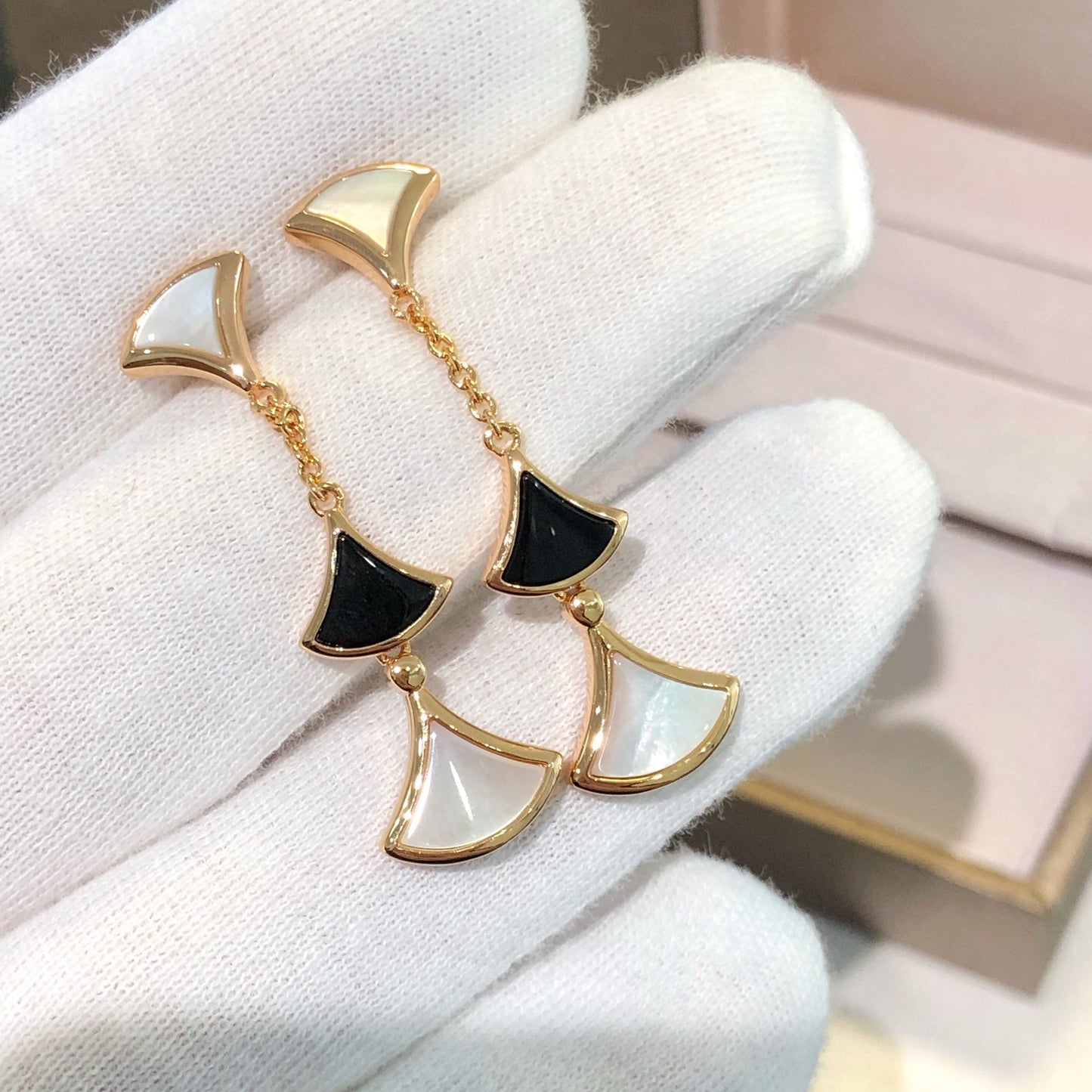 [Royal Top]DREAM EARRINGS 3 MOTIFS ONYX MOP PINK GOLD
