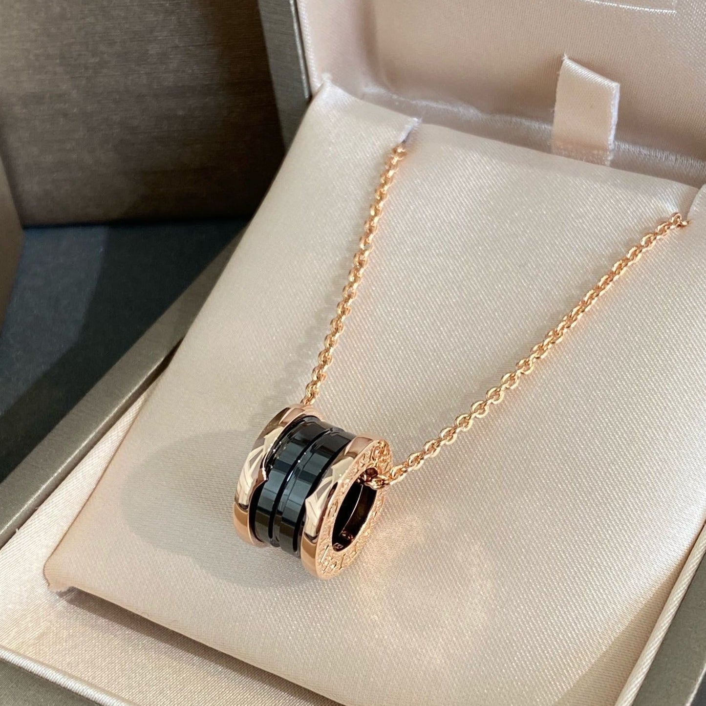[Royal Top]ZERO 1 BLACK CERAMIC PINK GOLD NECKLACE