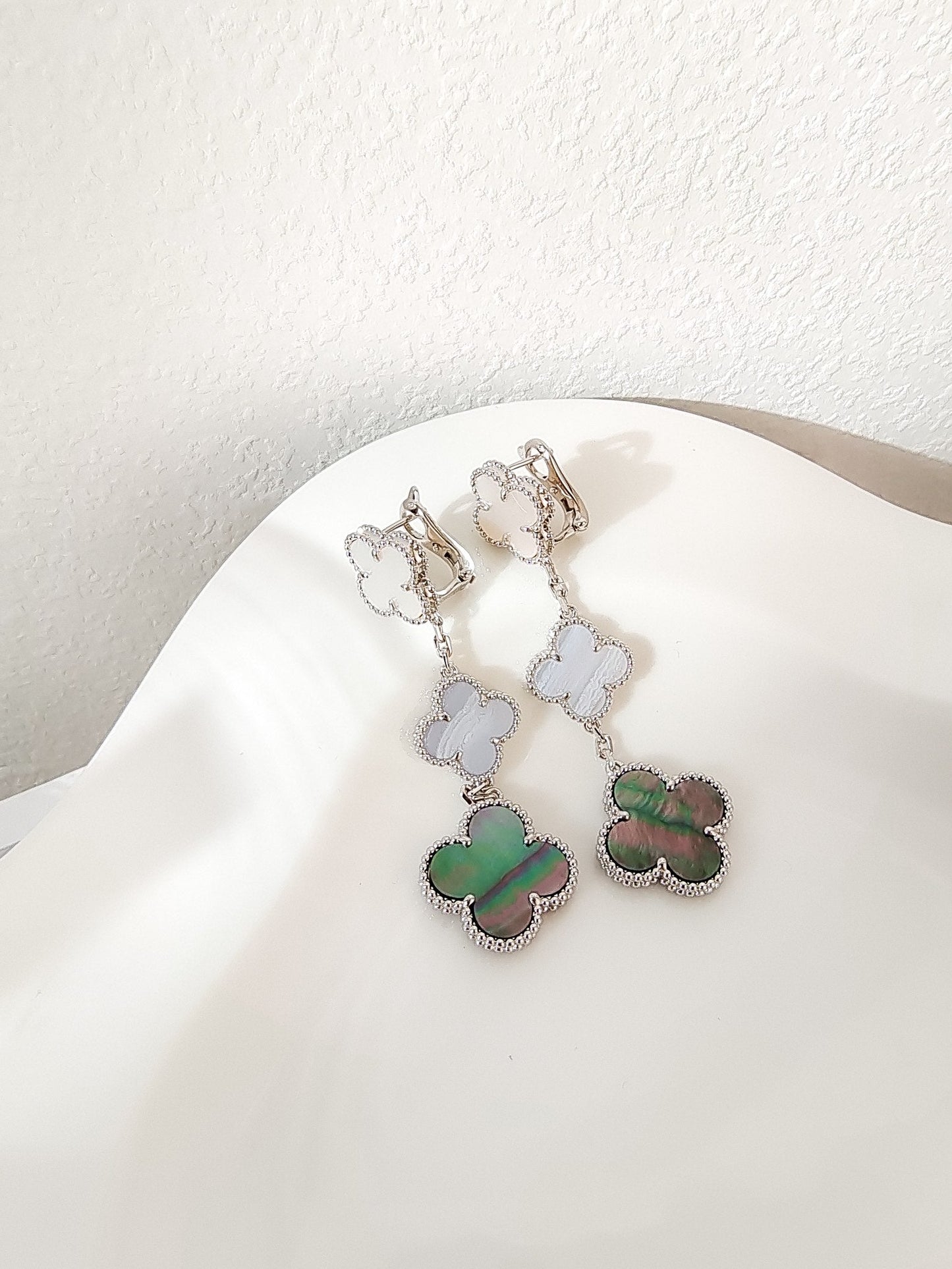 [Royal Top]CLOVER 3 MOTIFS CHALCEDONY DARK MOP SILVER EARRINGS