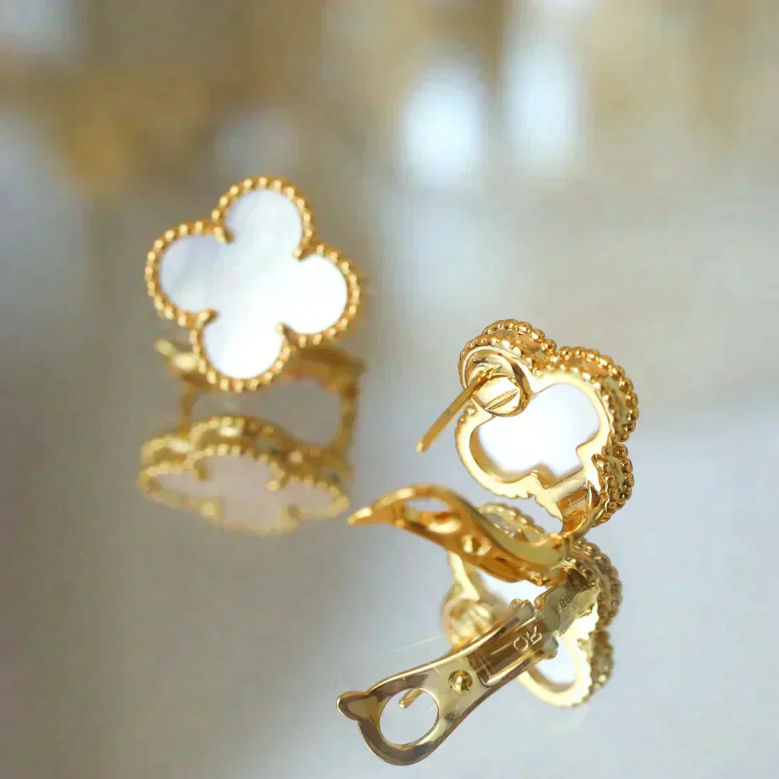 [Royal Top]CLOVER MEDIUM 1 MOTIFS  WHITE MOP STUD EARRINGS