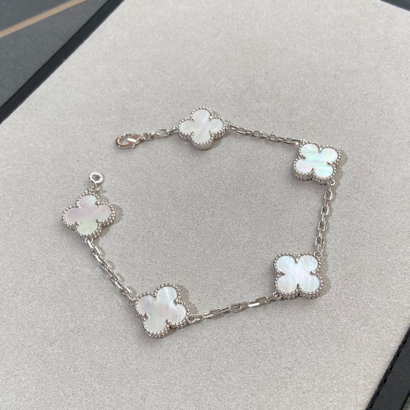 [Royal Top]CLOVER WHITE PEARL MOP 5 MOTIF BRACELET COLLECTION
