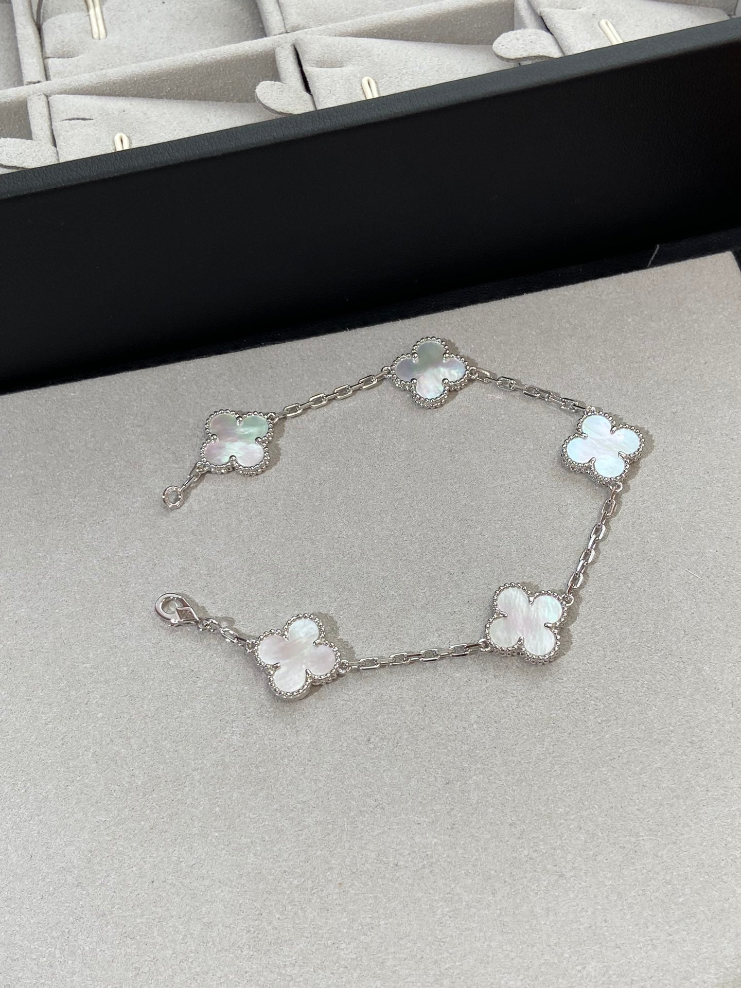 [Royal Top]CLOVER WHITE PEARL MOP 5 MOTIF BRACELET COLLECTION