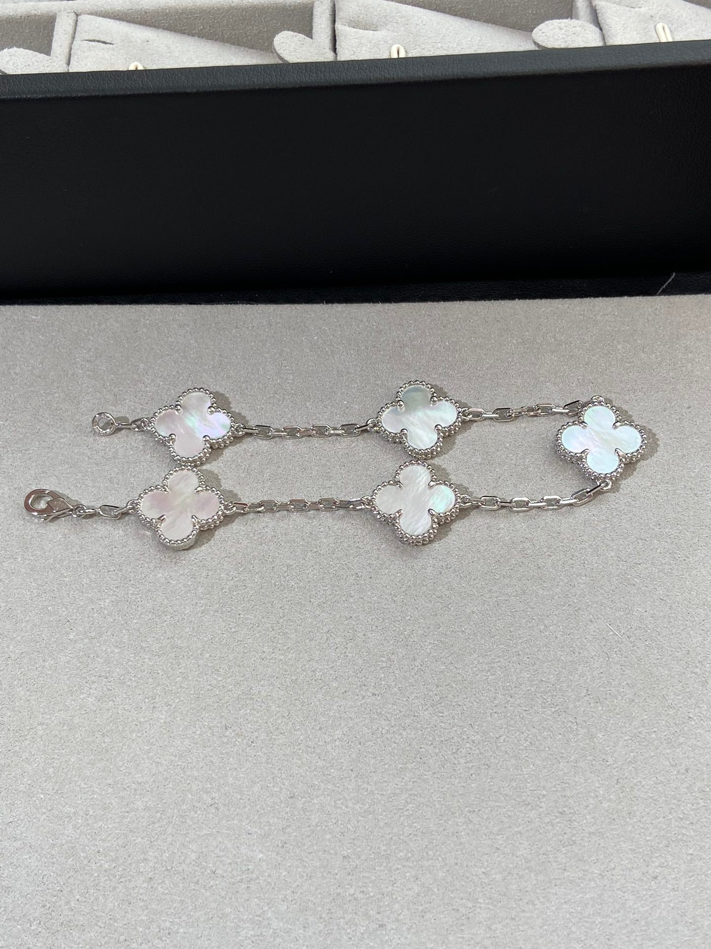 [Royal Top]CLOVER WHITE PEARL MOP 5 MOTIF BRACELET COLLECTION