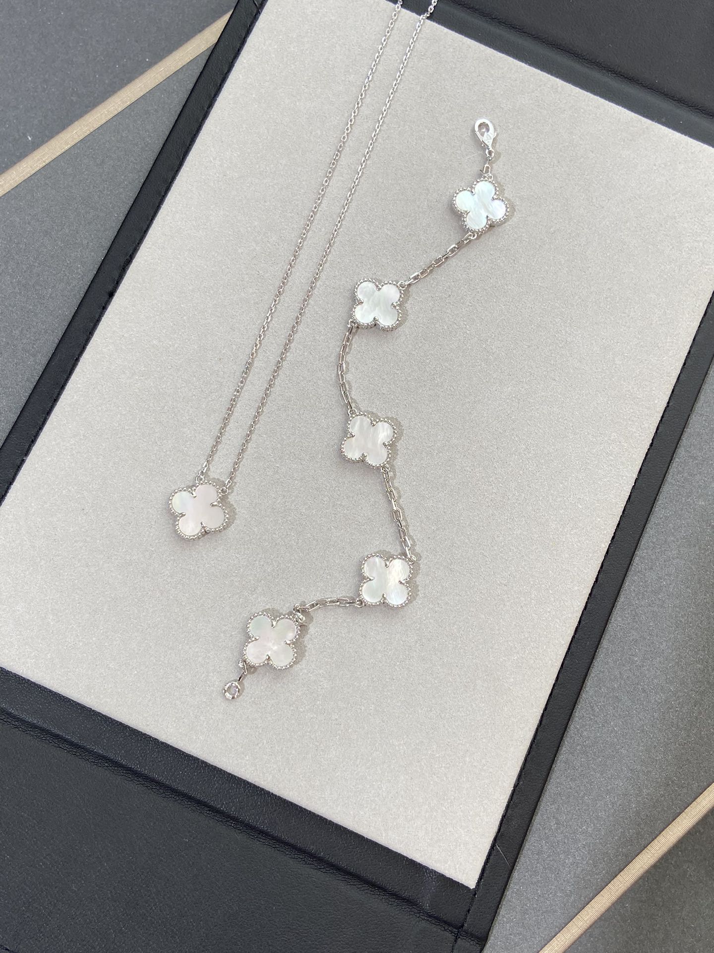 [Royal Top]CLOVER WHITE PEARL MOP 5 MOTIF BRACELET COLLECTION