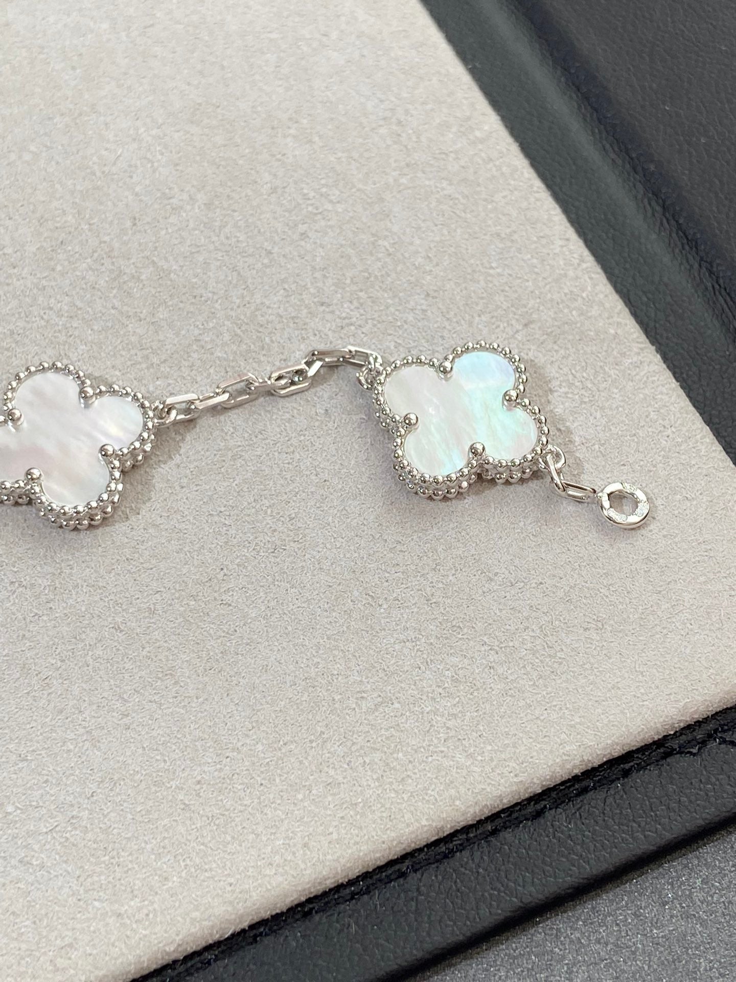 [Royal Top]CLOVER WHITE PEARL MOP 5 MOTIF BRACELET COLLECTION