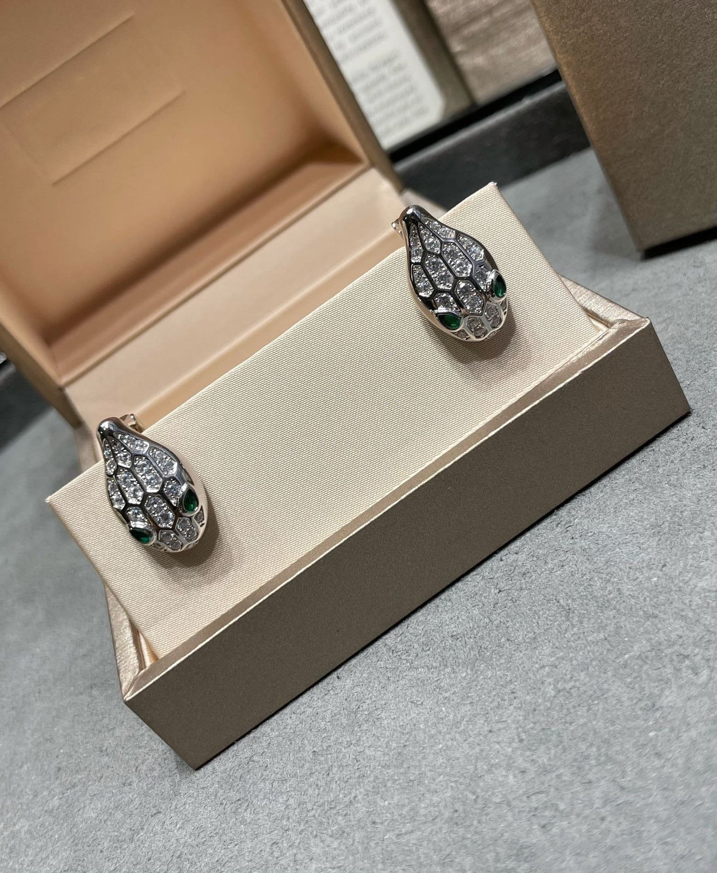 [Royal Top]SERPENT DIAMOND STUD EARRINGS