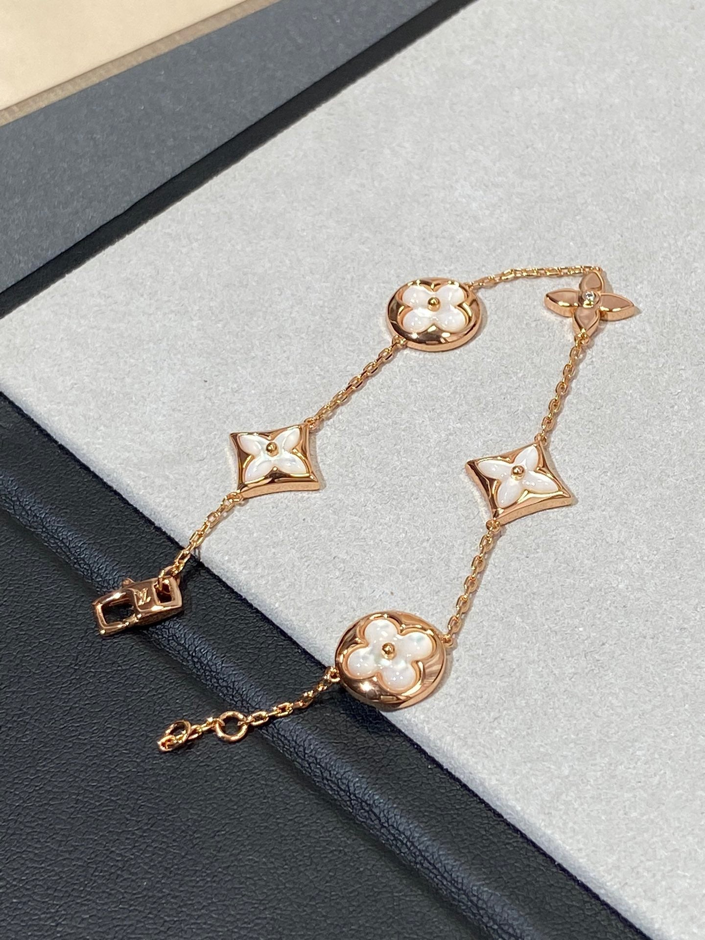 [Royal Top]STAR AND SUN 5 MOTIF MOP PINK GOLD BRACELET