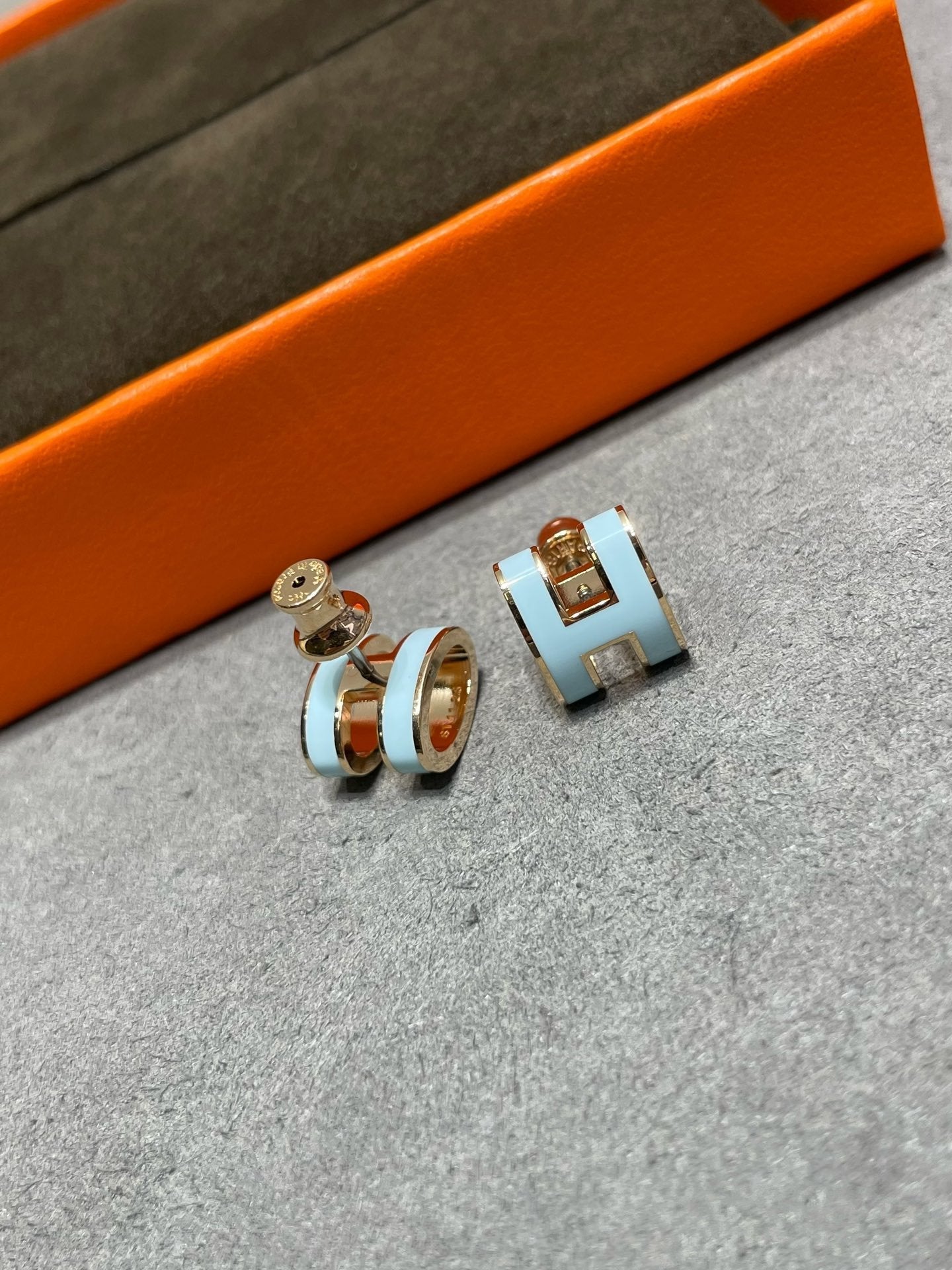 [Royal Top]POP H SKY BLUE STUD EARRINGS