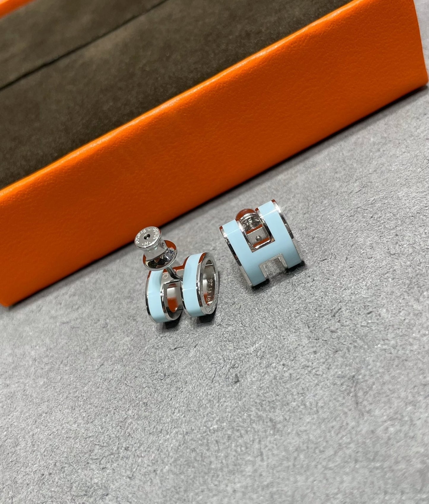 [Royal Top]POP H SKY BLUE STUD EARRINGS