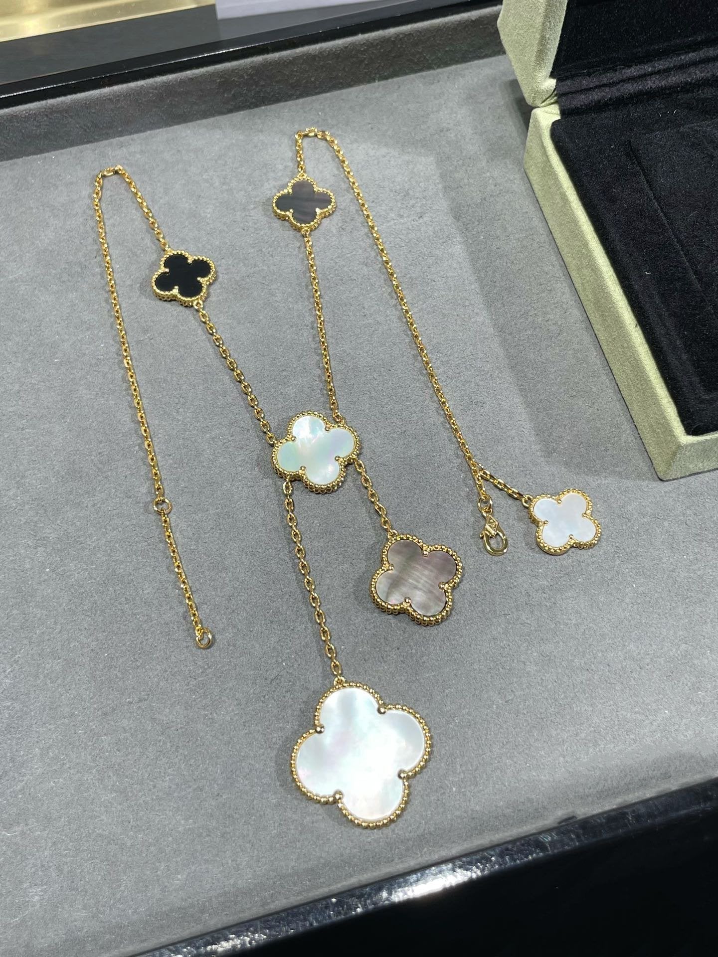 [Royal Top]CLOVER 6 MOTIF MOP ONYX GOLD NECKLACE