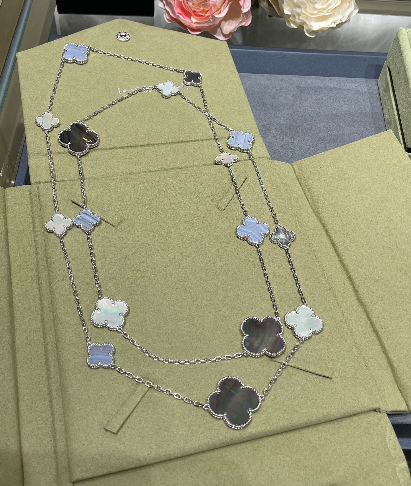 [Royal Top]CLOVER 16 MOTIF CHALCEDONY MOP SILVER NECKLACE