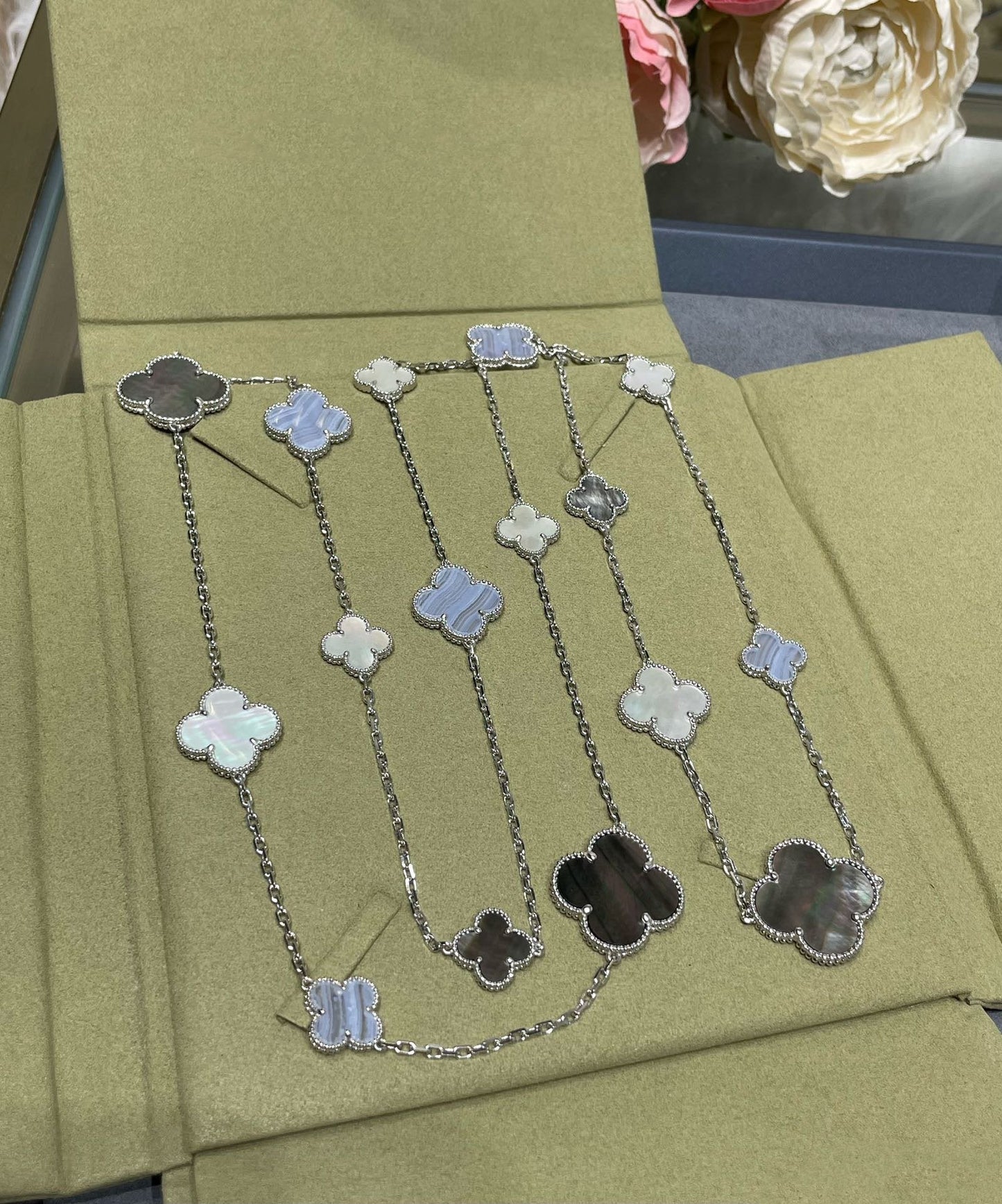 [Royal Top]CLOVER 16 MOTIF CHALCEDONY MOP SILVER NECKLACE