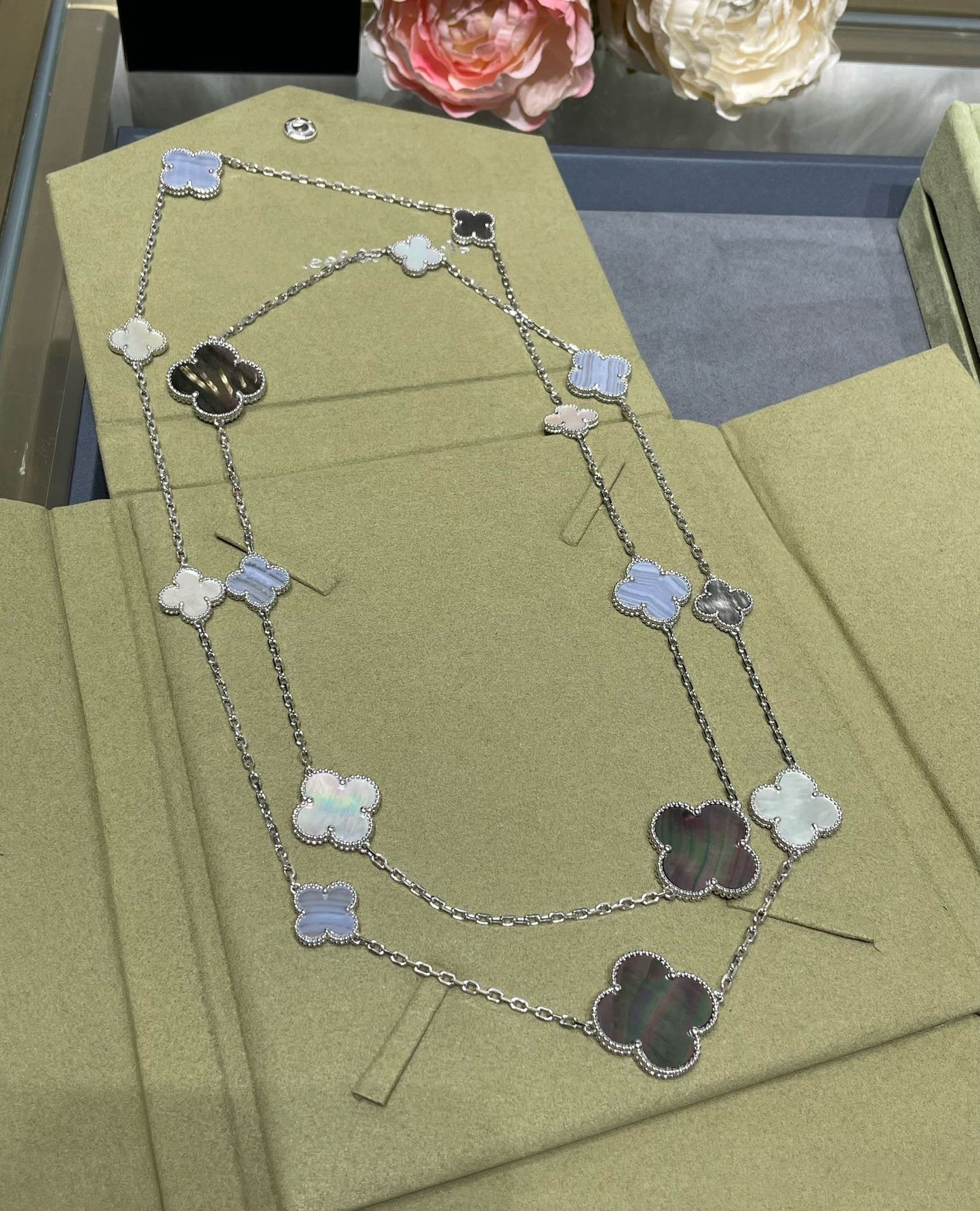 [Royal Top]CLOVER 16 MOTIF CHALCEDONY MOP SILVER NECKLACE