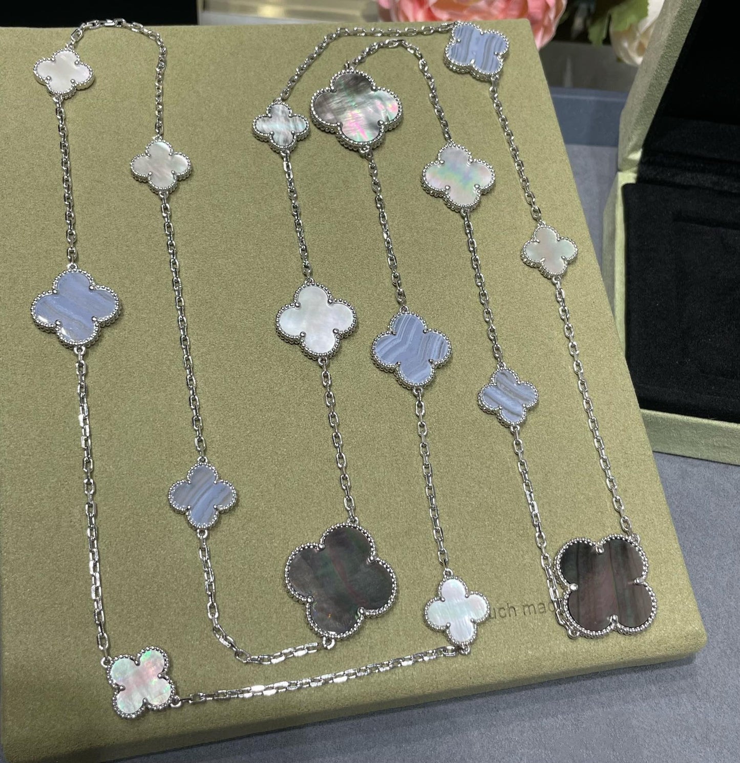[Royal Top]CLOVER 16 MOTIF CHALCEDONY MOP SILVER NECKLACE