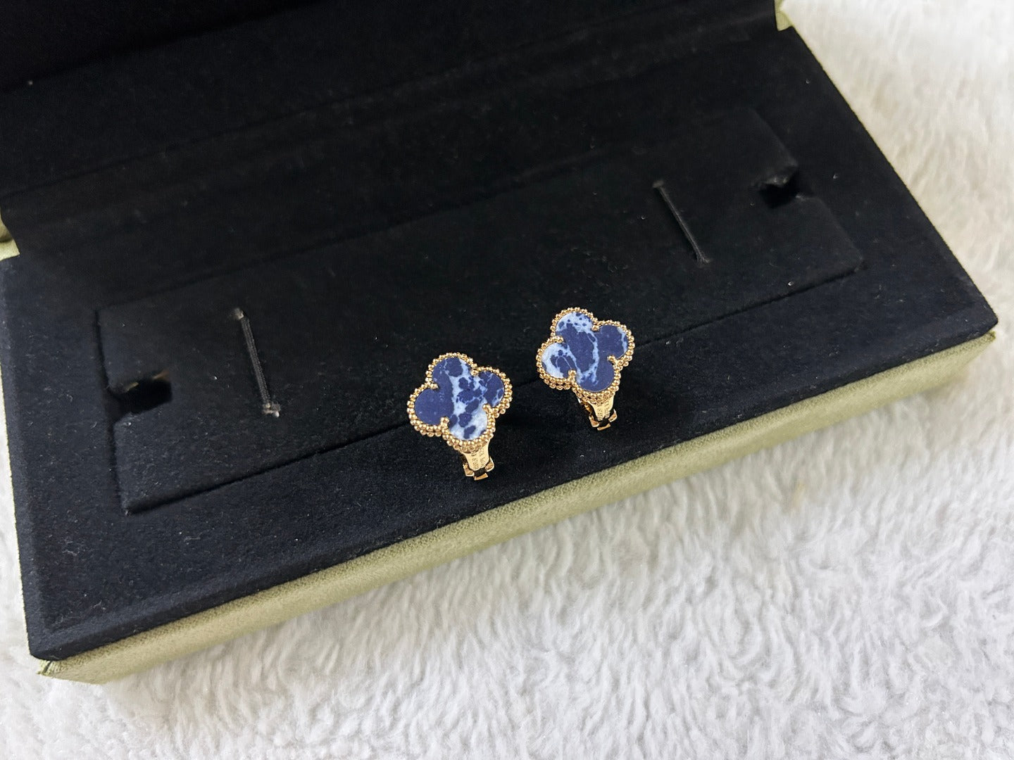 [Royal Top]CLOVER PIETERSITE MEDIUM STUD EARRINGS