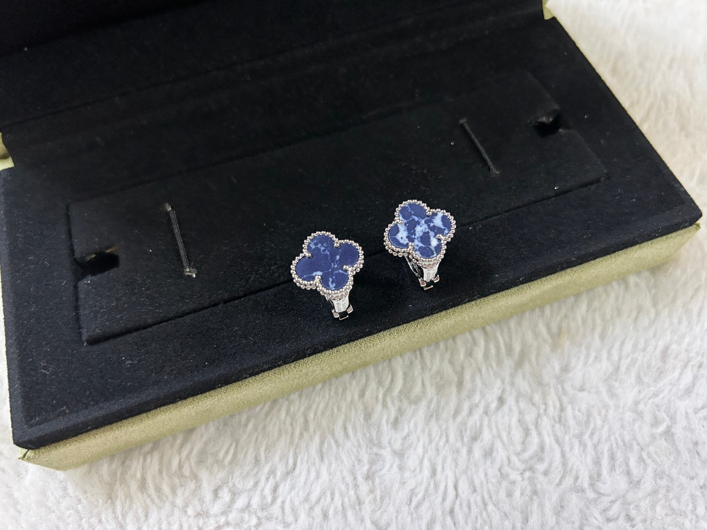 [Royal Top]CLOVER PIETERSITE MEDIUM STUD EARRINGS