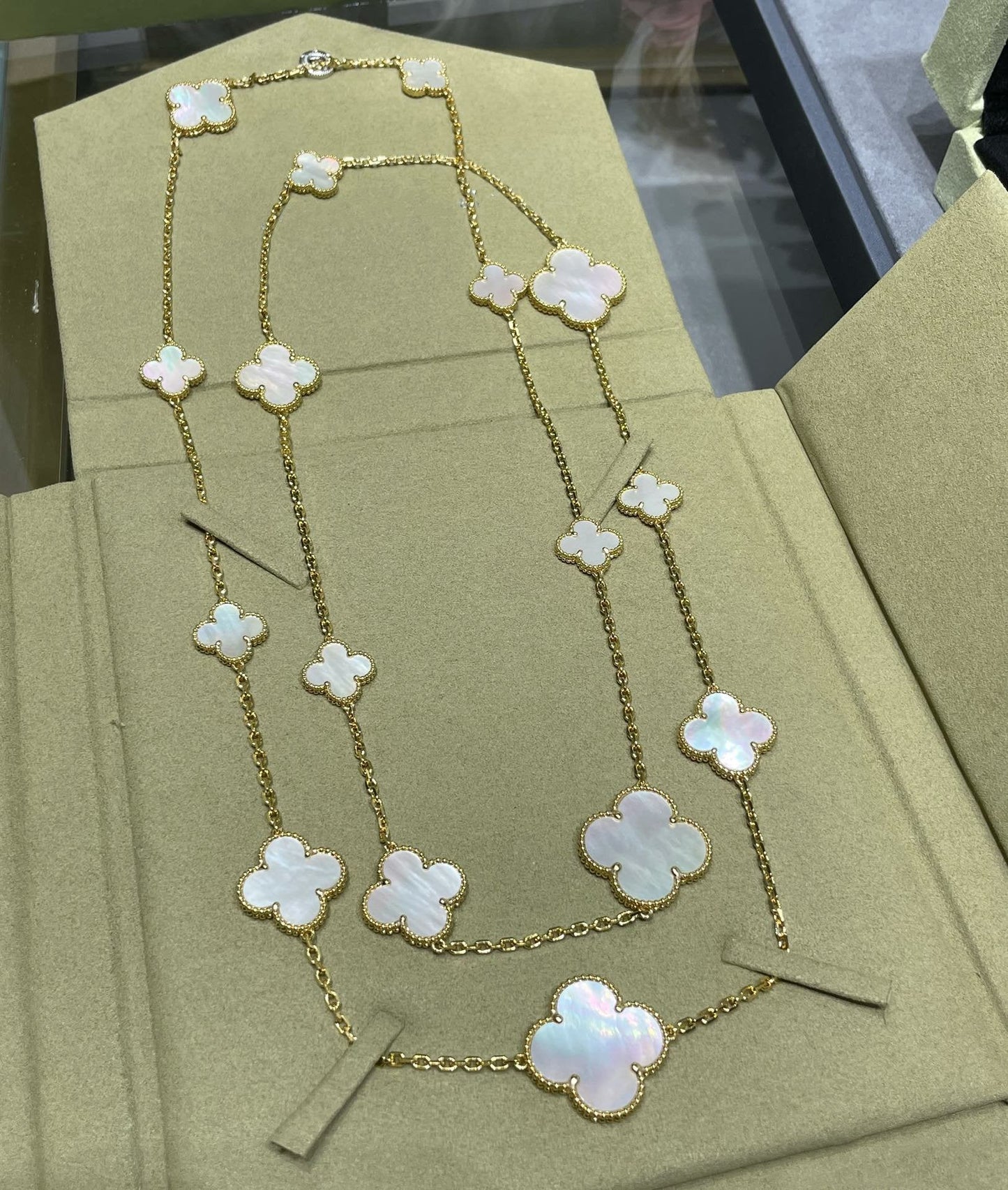 [Royal Top]CLOVER 16 MOTIF WHITE MOP GOLD NECKLACE