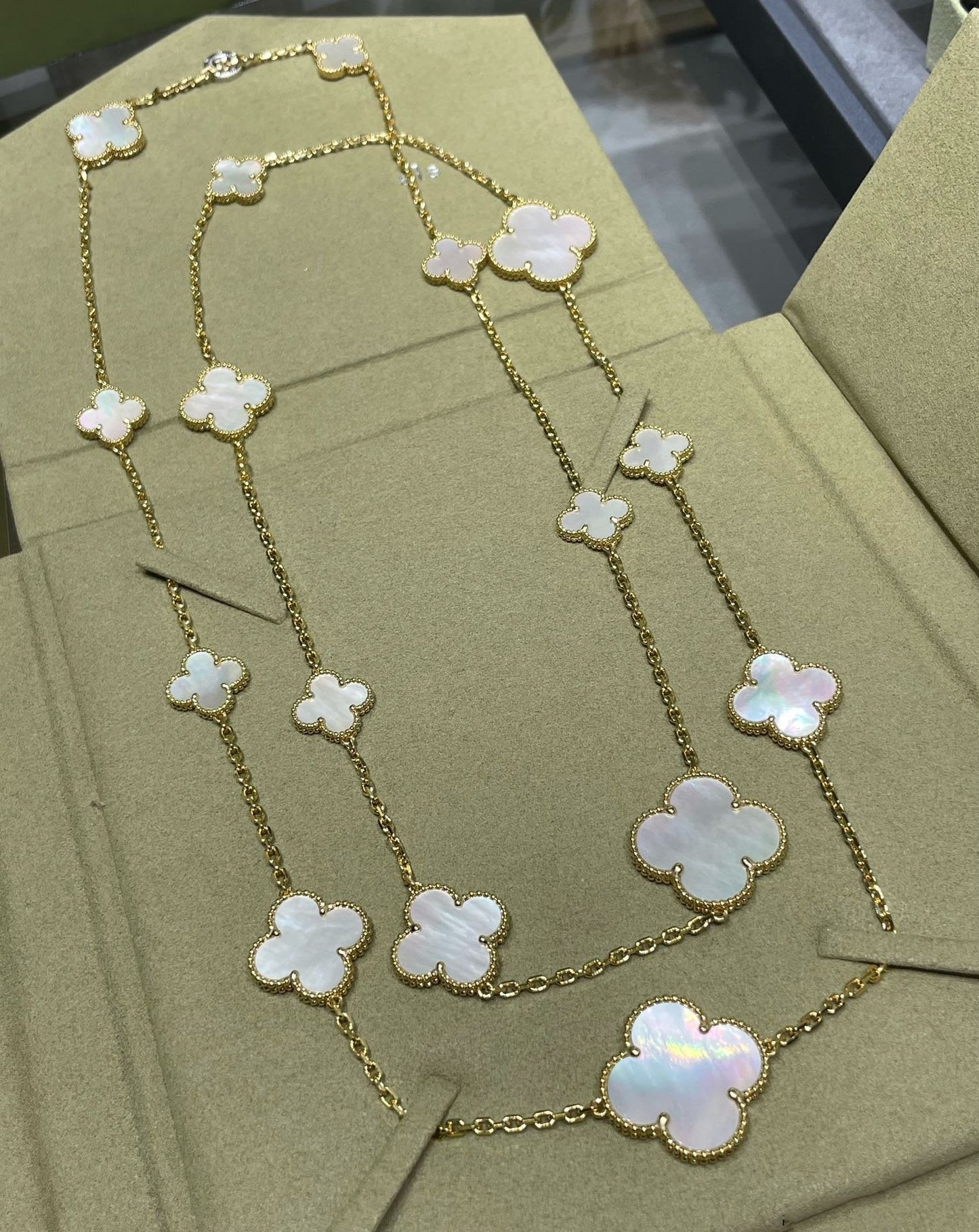 [Royal Top]CLOVER 16 MOTIF WHITE MOP GOLD NECKLACE