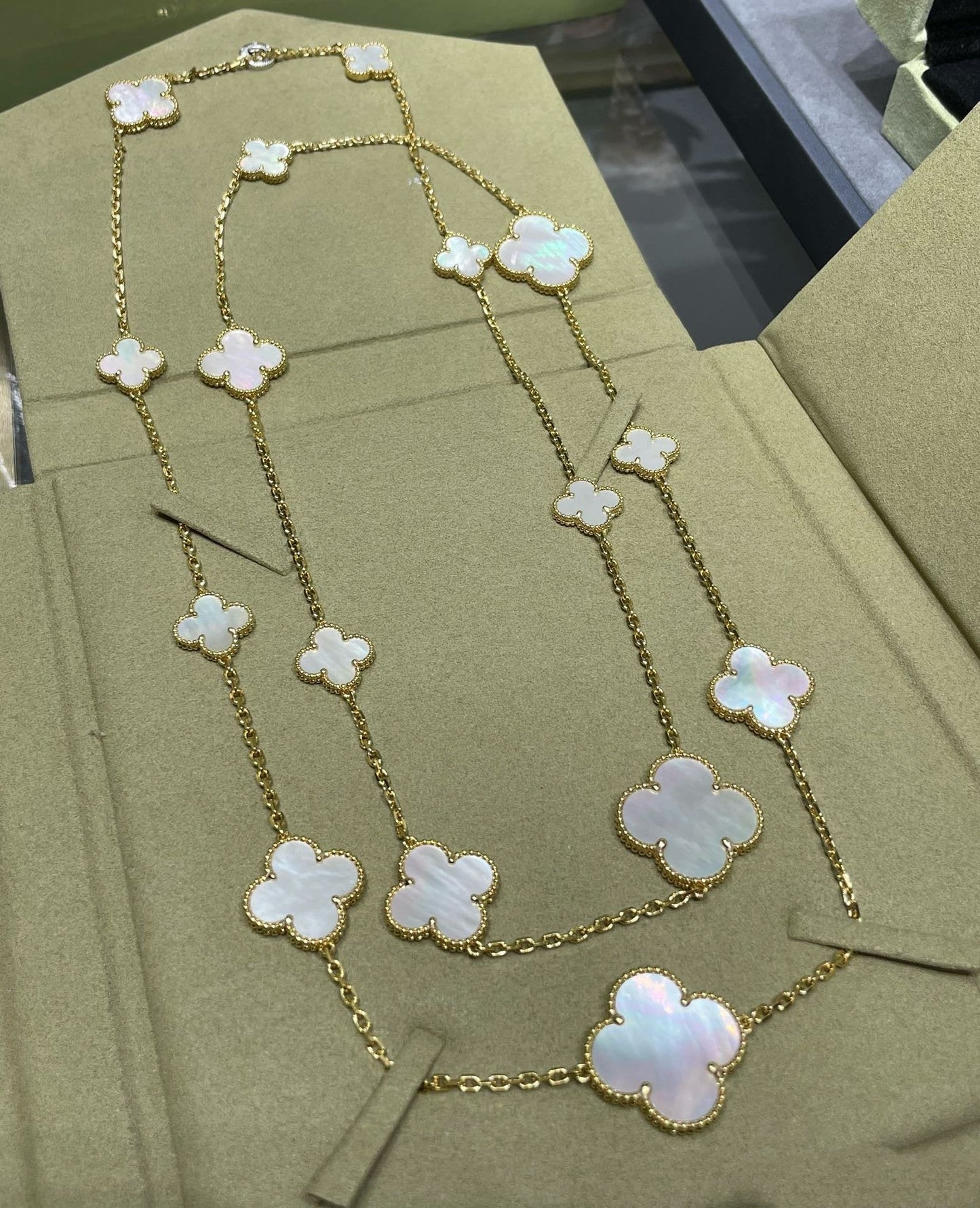 [Royal Top]CLOVER 16 MOTIF WHITE MOP GOLD NECKLACE