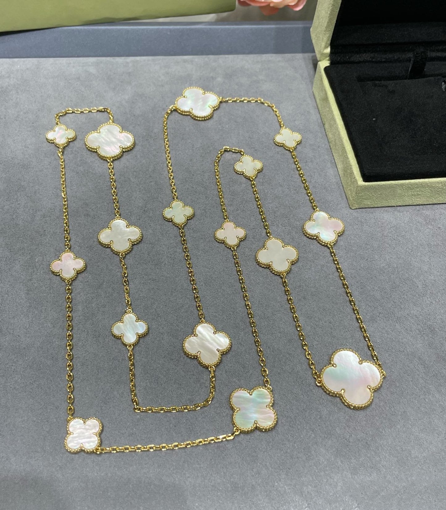 [Royal Top]CLOVER 16 MOTIF WHITE MOP GOLD NECKLACE