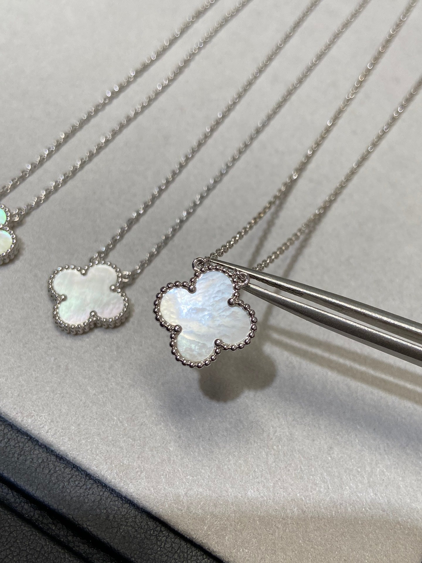 [Royal Top]CLOVER MEDIUM SILVER WHITE MOP NECKLACE