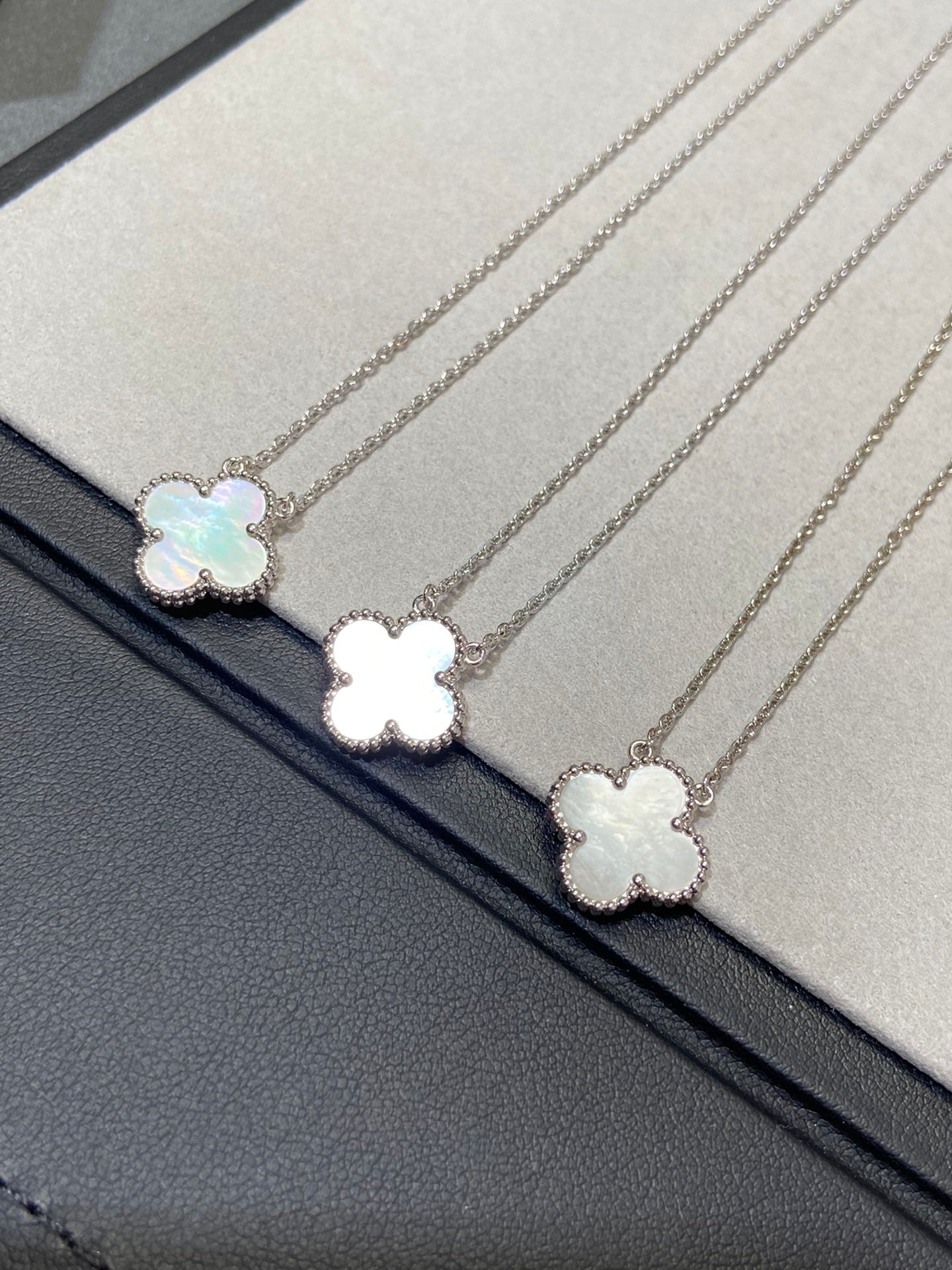 [Royal Top]CLOVER MEDIUM SILVER WHITE MOP NECKLACE