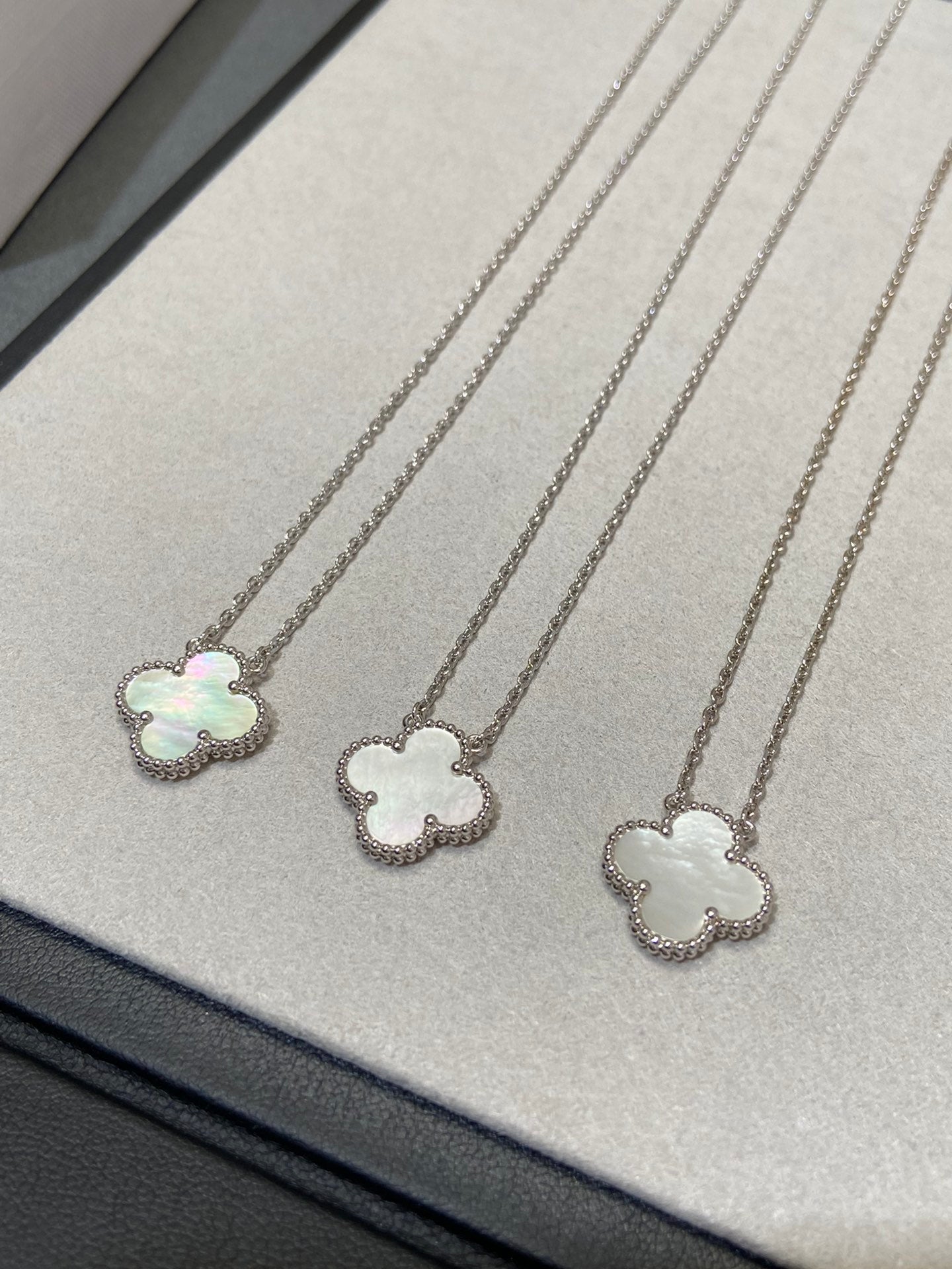 [Royal Top]CLOVER MEDIUM SILVER WHITE MOP NECKLACE