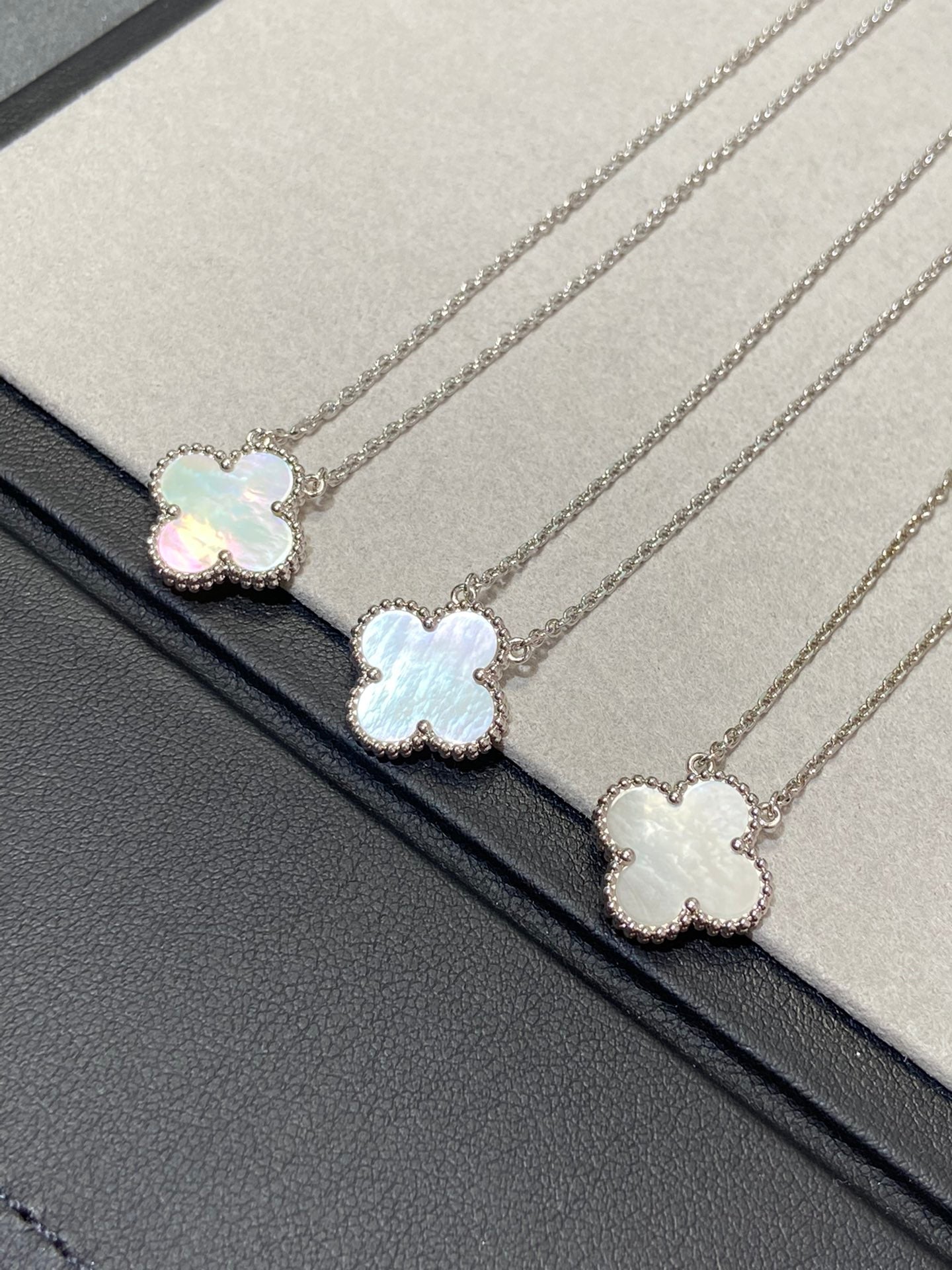 [Royal Top]CLOVER MEDIUM SILVER WHITE MOP NECKLACE