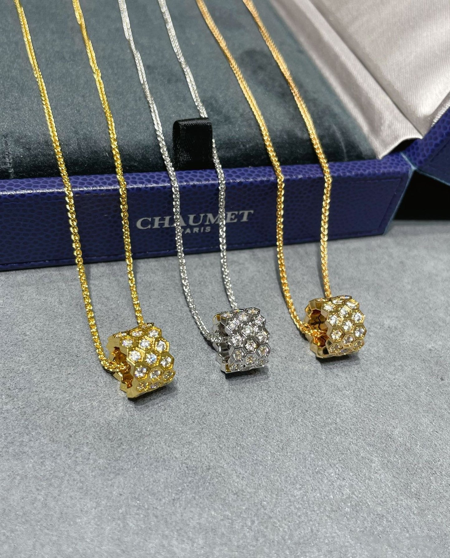 [Royal Top]BEE LOVE DIAMOND PAVED 3 ROW NECKLACE