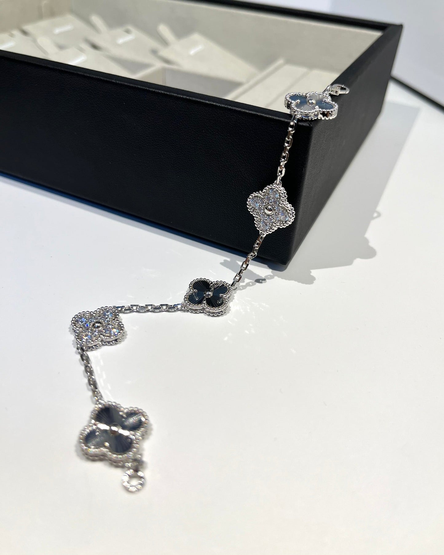 [Royal Top] CLOVER 5 MOTIF LASER BRACELET COLLECTION