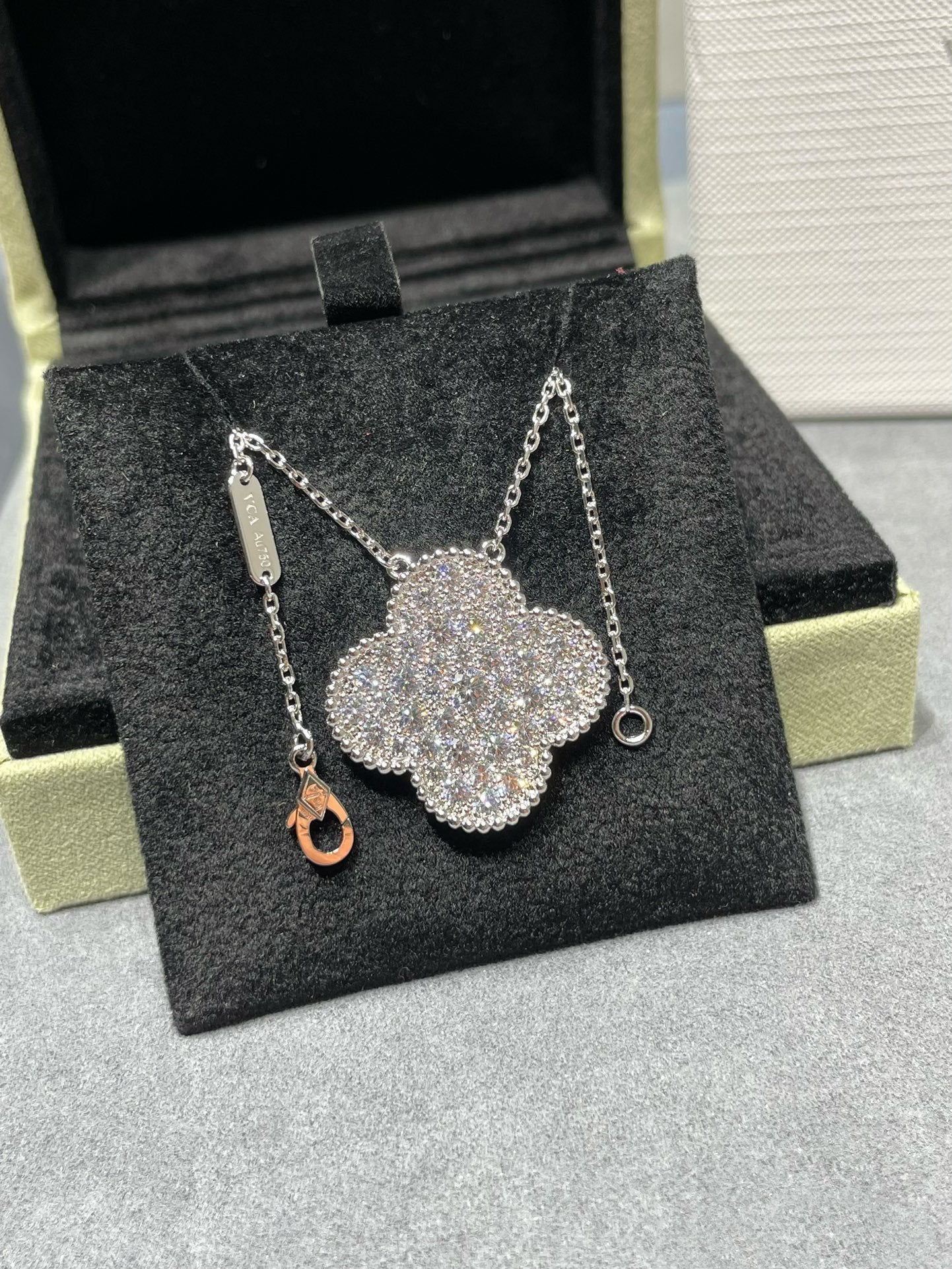[Royal Top]CLOVER 25MM LARGE PENDANT DIAMOND PAVED SILVER NECKLACE