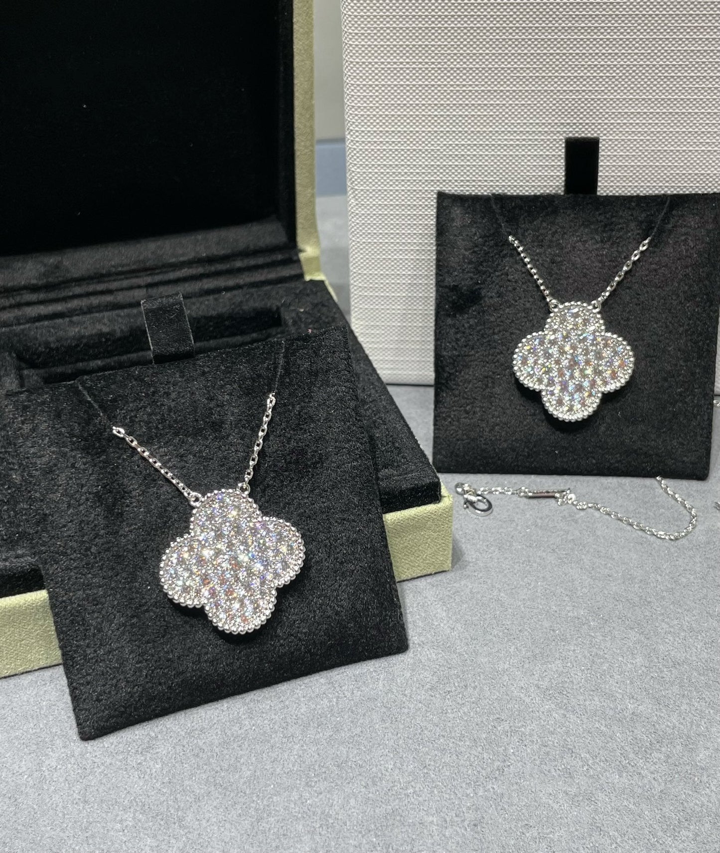 [Royal Top]CLOVER 25MM LARGE PENDANT DIAMOND PAVED SILVER NECKLACE