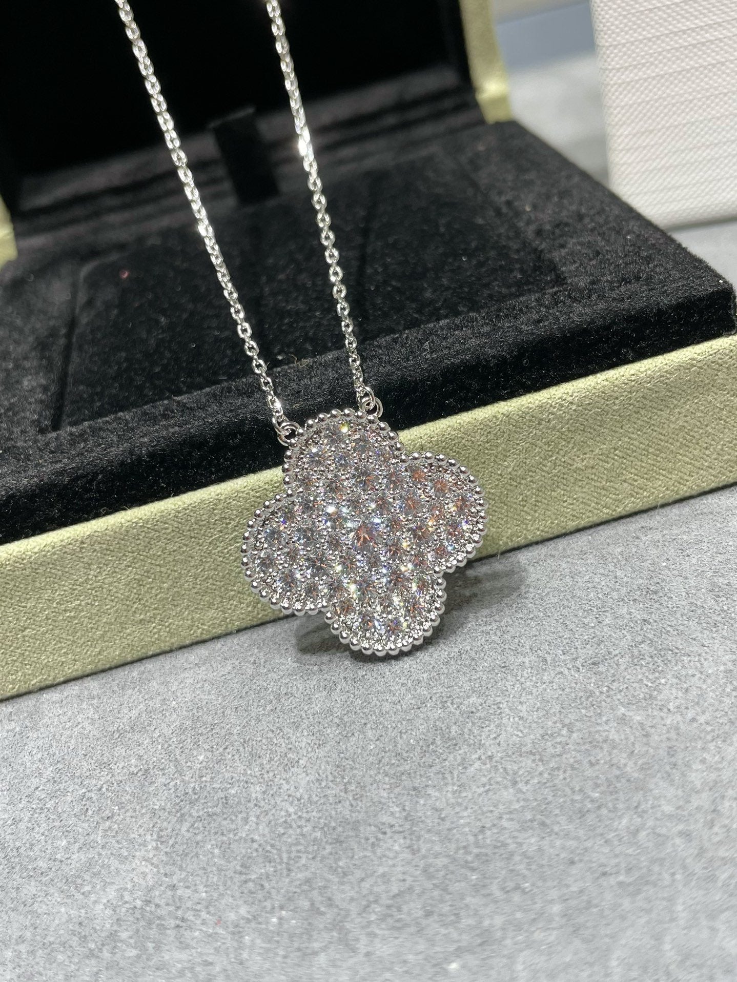 [Royal Top]CLOVER 25MM LARGE PENDANT DIAMOND PAVED SILVER NECKLACE