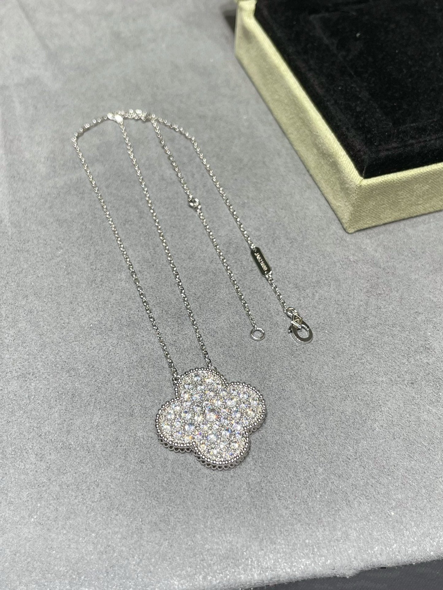 [Royal Top]CLOVER 25MM LARGE PENDANT DIAMOND PAVED SILVER NECKLACE