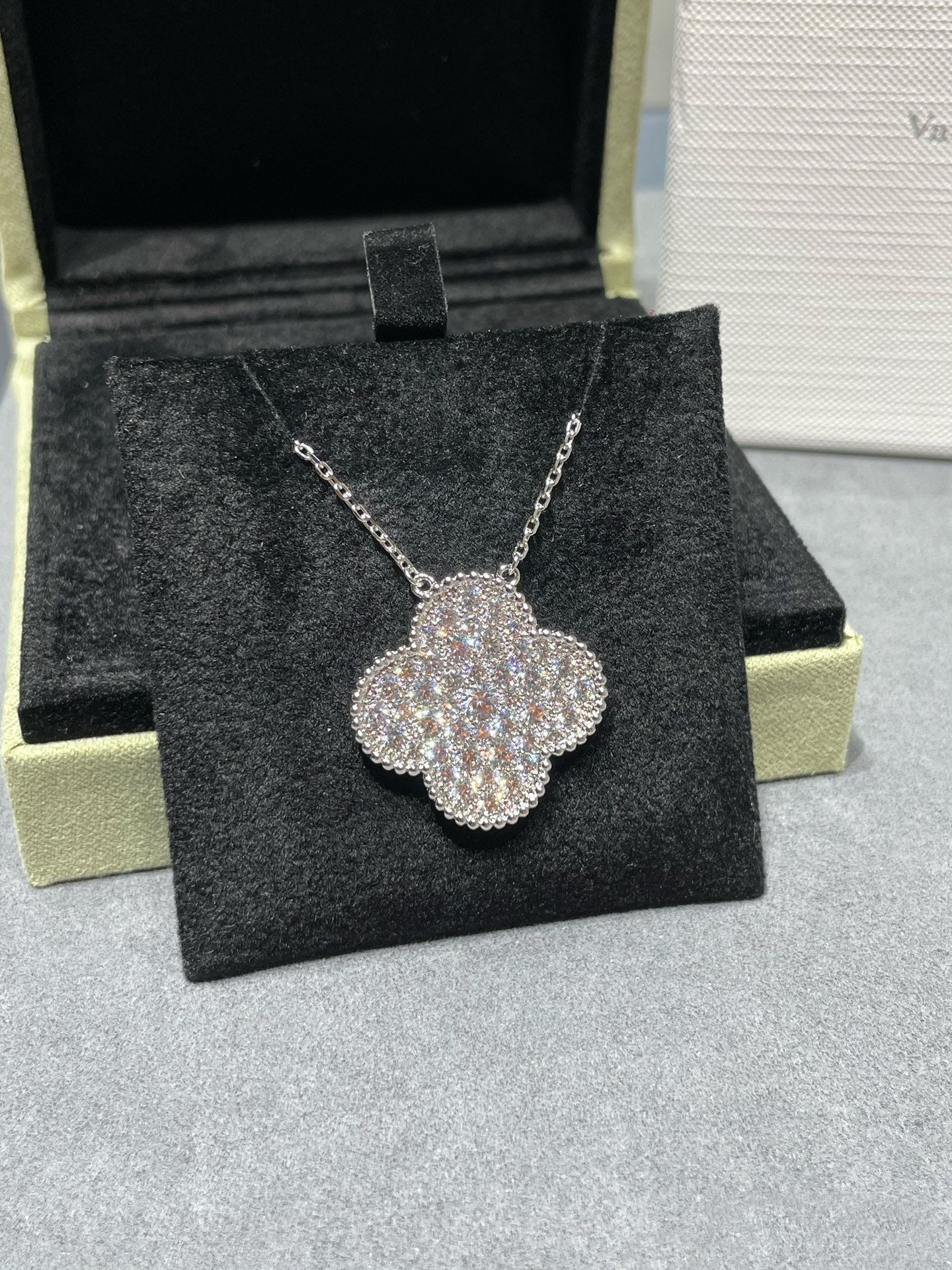 [Royal Top]CLOVER 25MM LARGE PENDANT DIAMOND PAVED SILVER NECKLACE