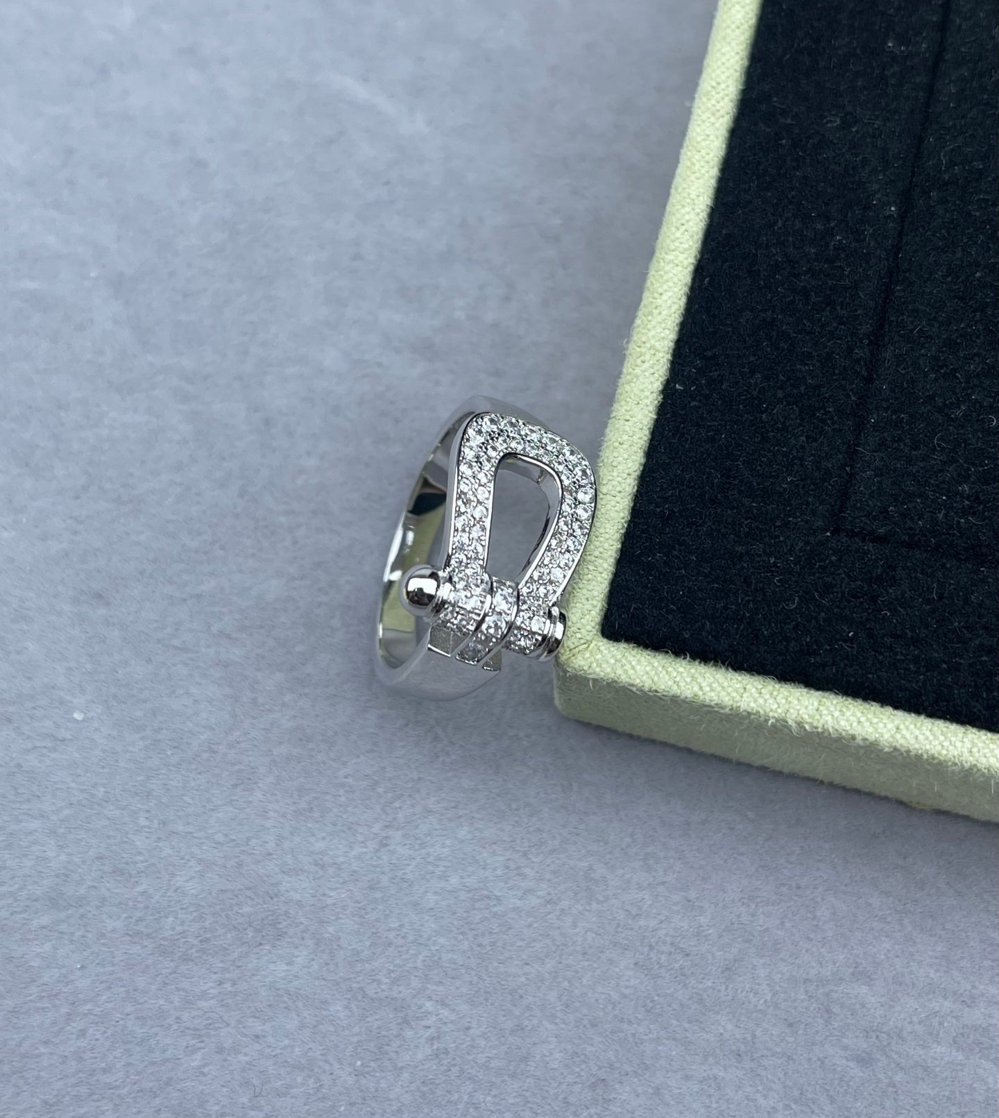 [Royal Top]Wide Hoof-Shaped Diamond-Studded Ring