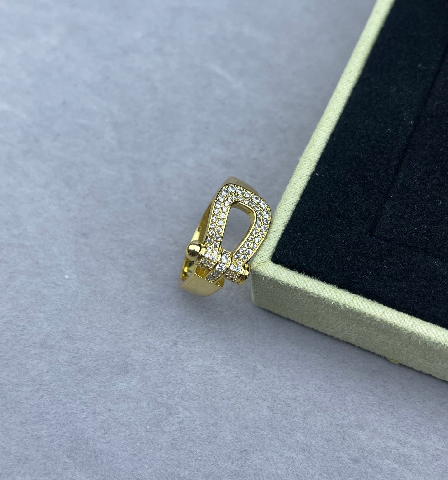 [Royal Top]Wide Hoof-Shaped Diamond-Studded Ring