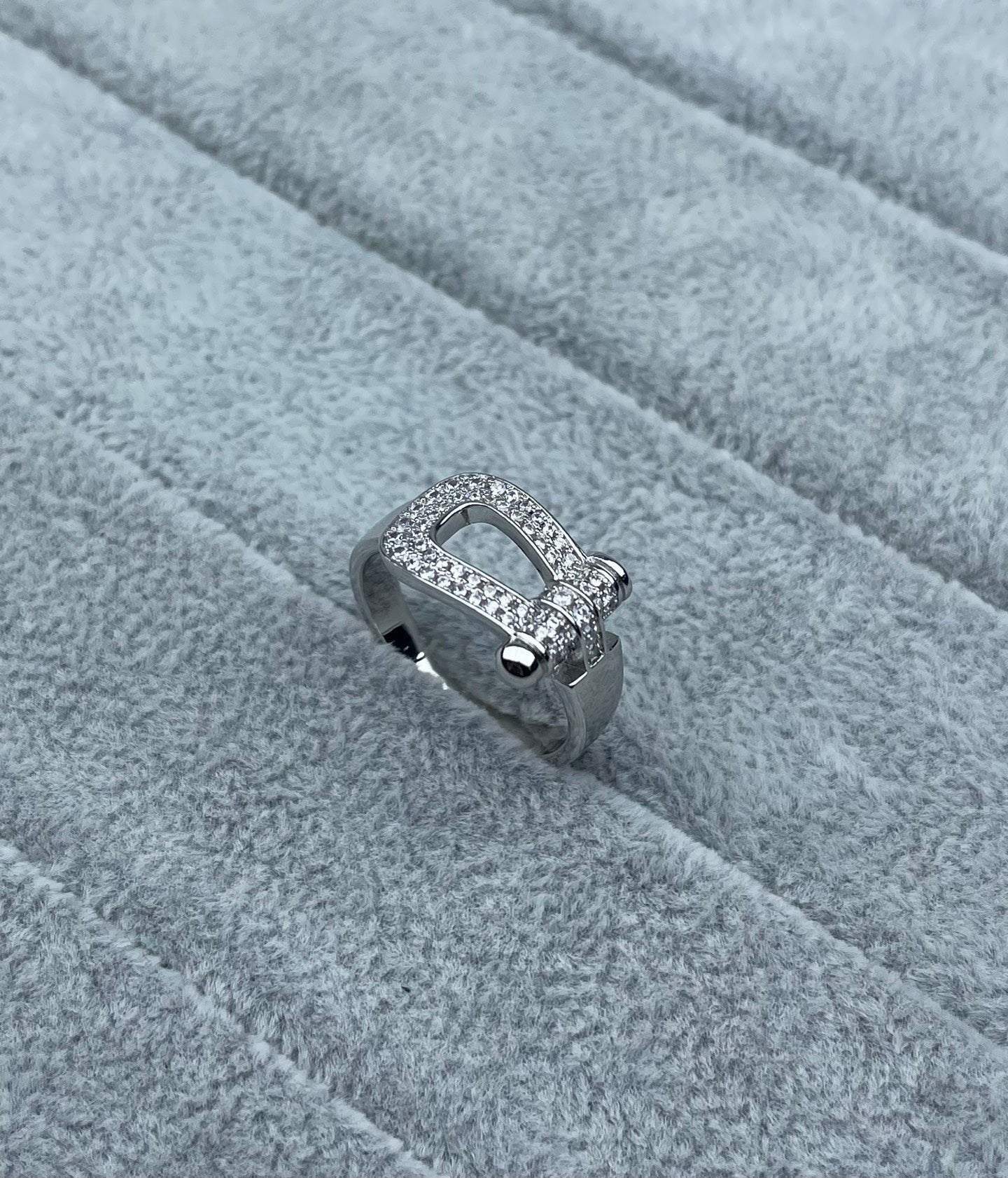 [Royal Top]Wide Hoof-Shaped Diamond-Studded Ring