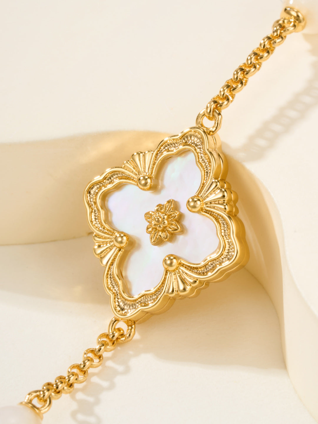 [Royal Top]B.C.L ENAMELED Three-Flower Bracelet（Trumpet)