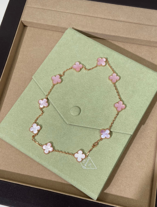 [Royal Top Jewellery] Pink Necklace with Ten Clover Designs